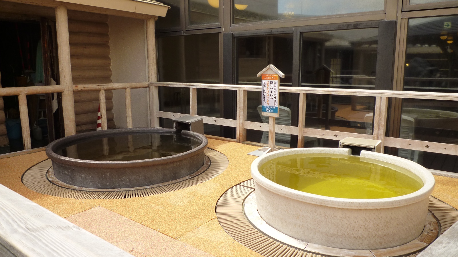 ●● Large communal bath ●● Outdoor area Pottery bath