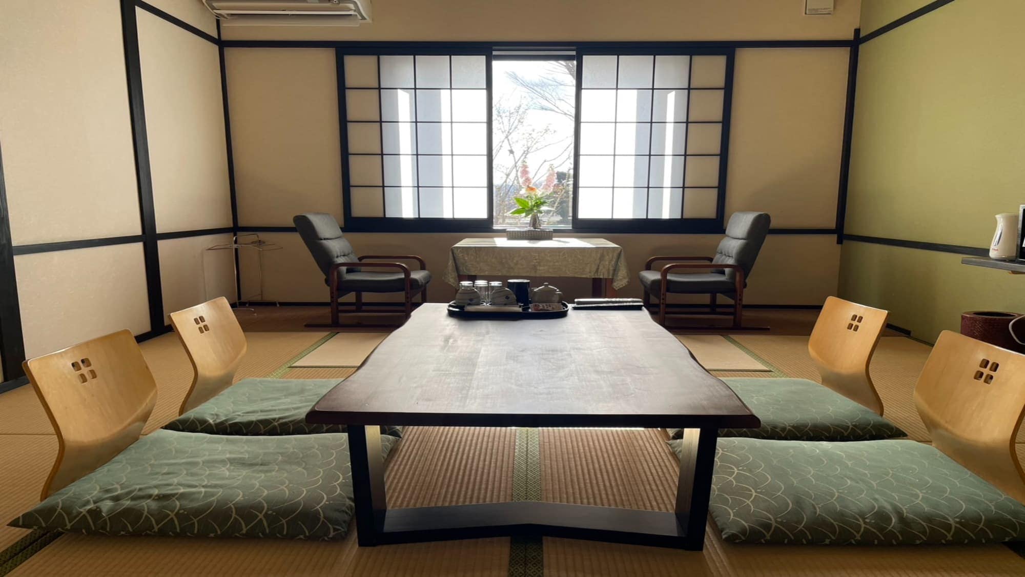 [Japanese-style room with 10 tatami mats] Guest room