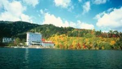 位於神秘的指別湖畔，被雄偉的大自然所環繞的悠閒旅館。