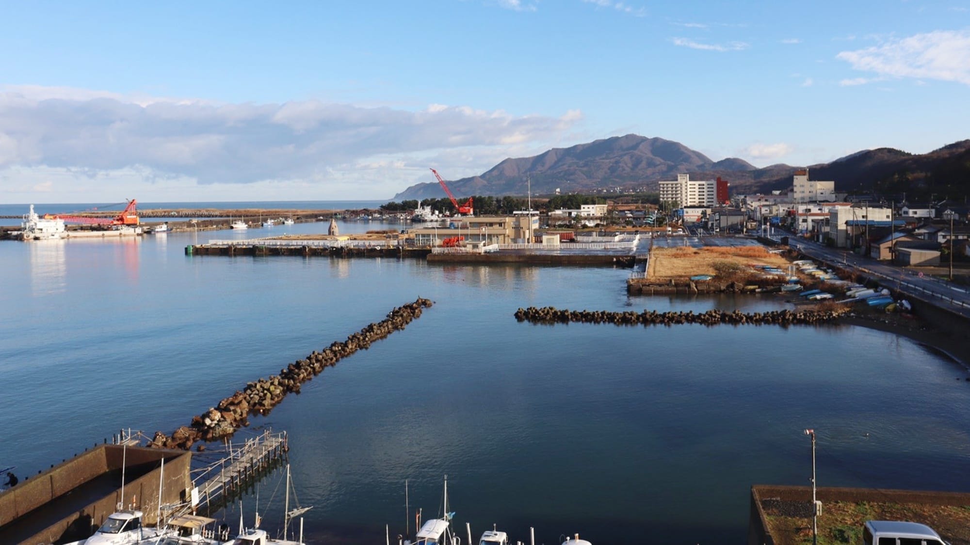 *[Guest Rooms (New Wing Japanese-style Rooms 10-16 tatami mats)] The magnificent Sea of Japan is right in front of you. The boats parked at the fishing grounds make you feel even more at sea.