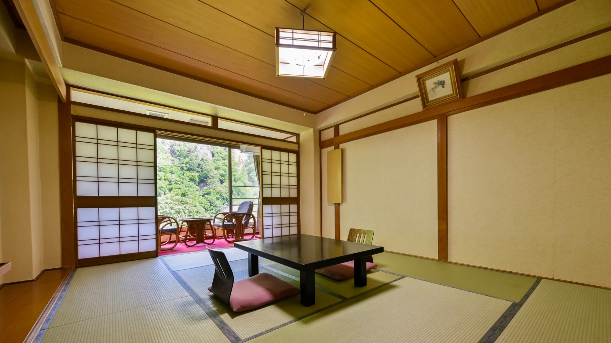 [Example of a 10-tatami Japanese-style room] You can relax in a 10-tatami Japanese-style room.