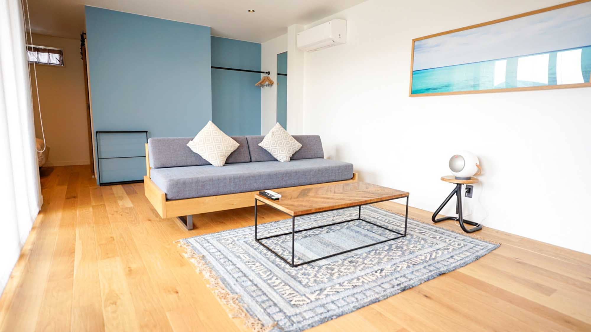 ・ [A type] The living space separated from the bed space is a bright and open space.