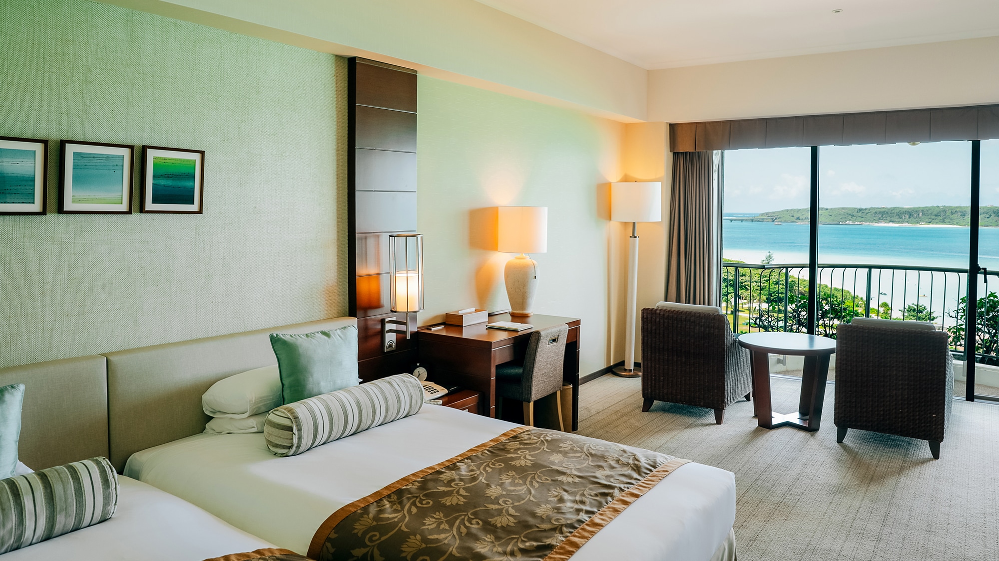 Non-Smoking Grand Twin Room with View Bathroom (Coral Wing)