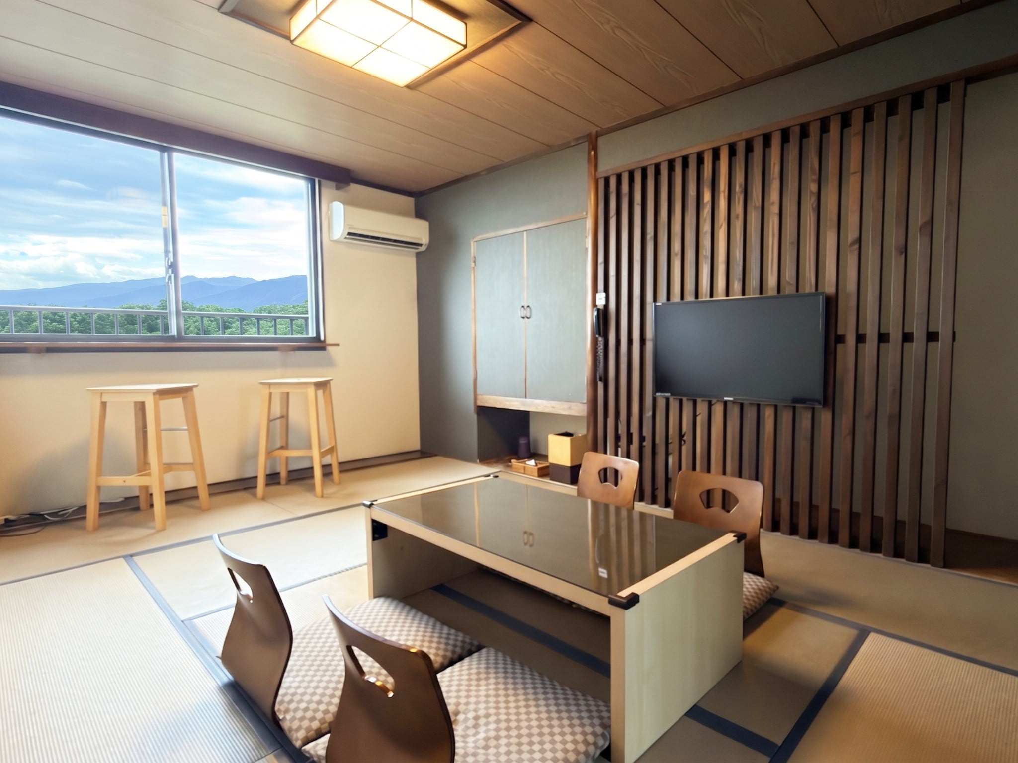 Simple modern Japanese-style room (10 tatami mats) (non-smoking) ● Capacity: 2-4 people ● 6th floor (top floor)