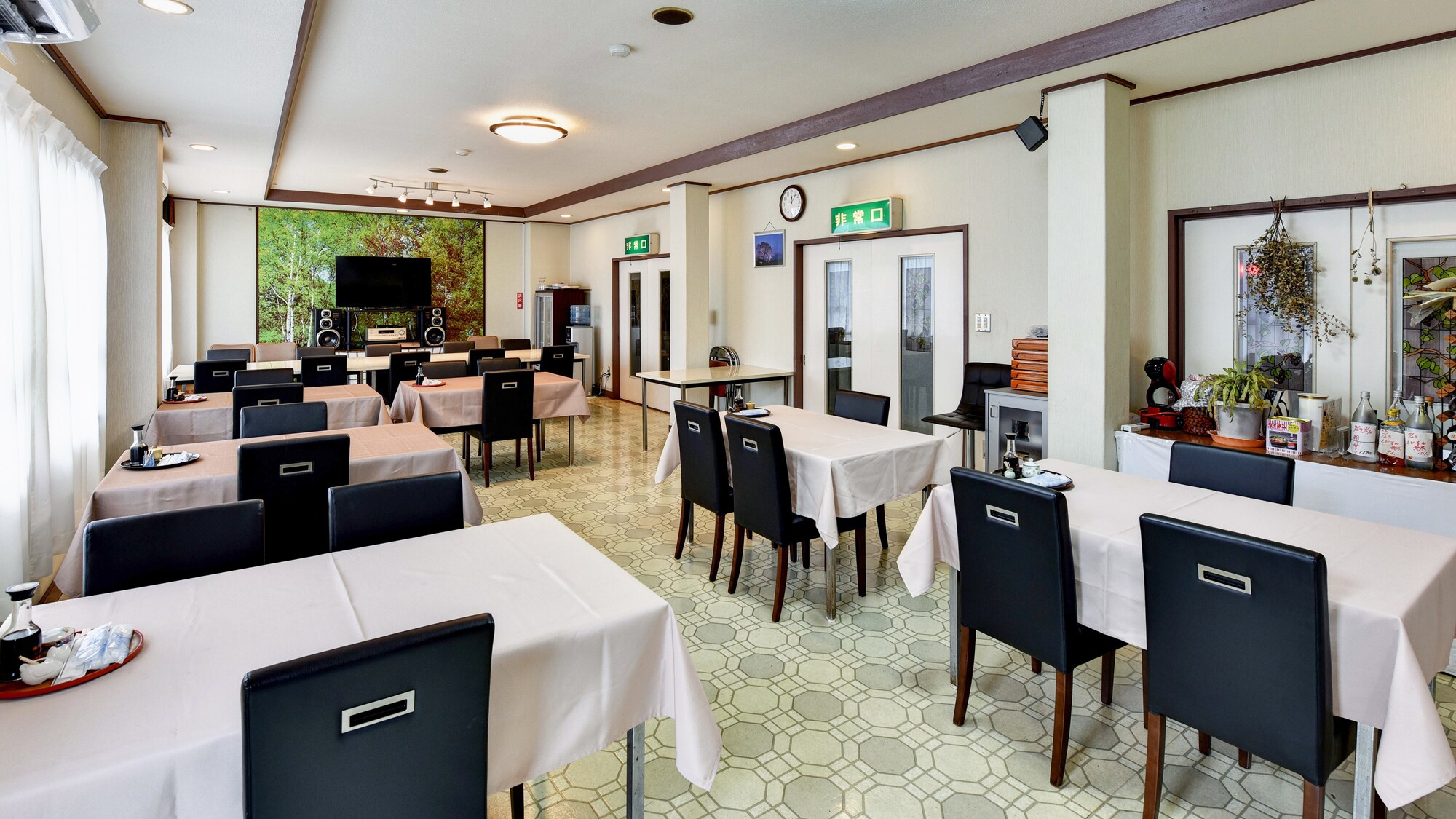 *[Dining] Meals will be served at tables.