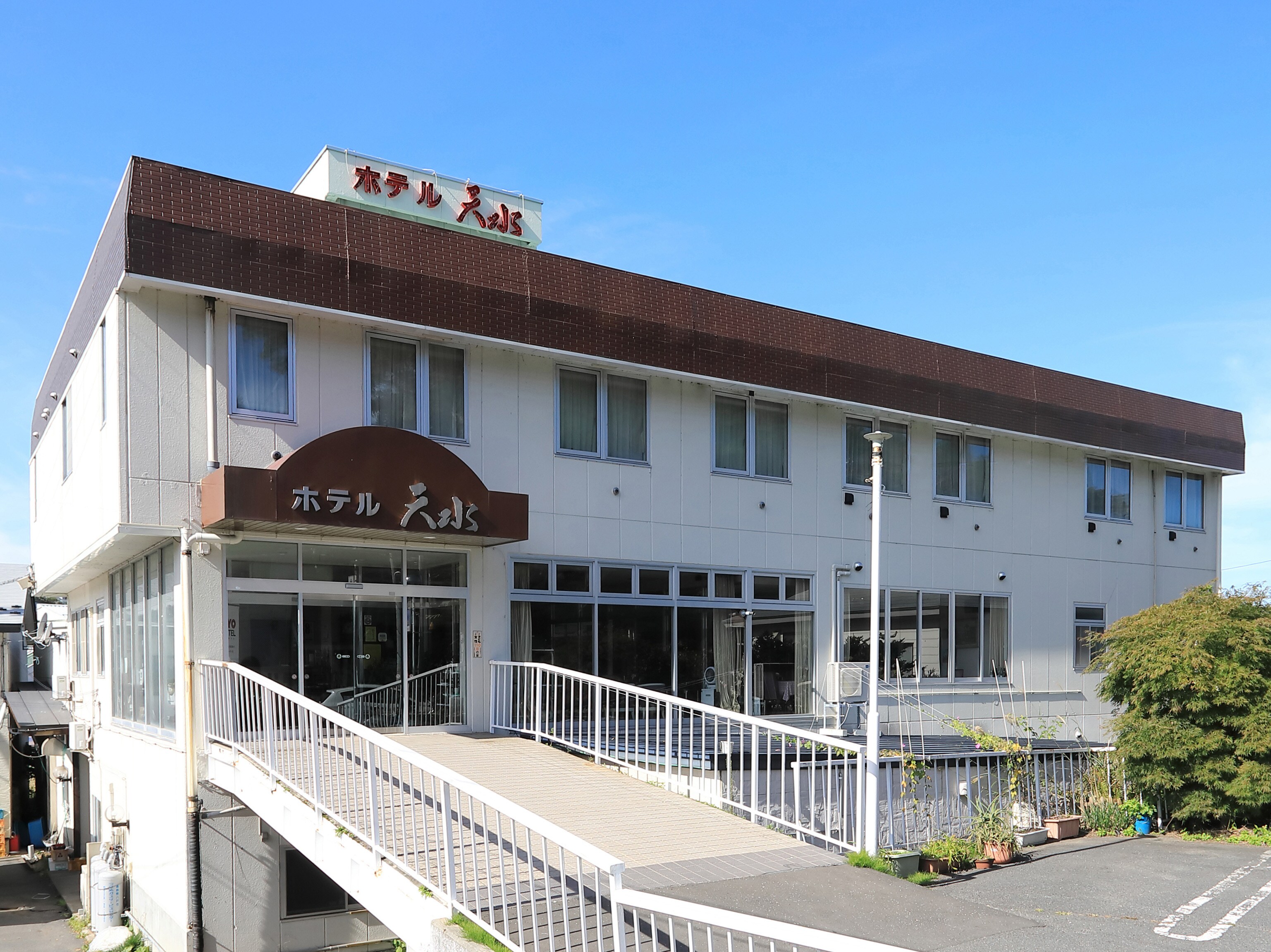 外觀 * 酒店距離三澤站有 1 分鐘步行路程。請作為商務和觀光的據點使用。