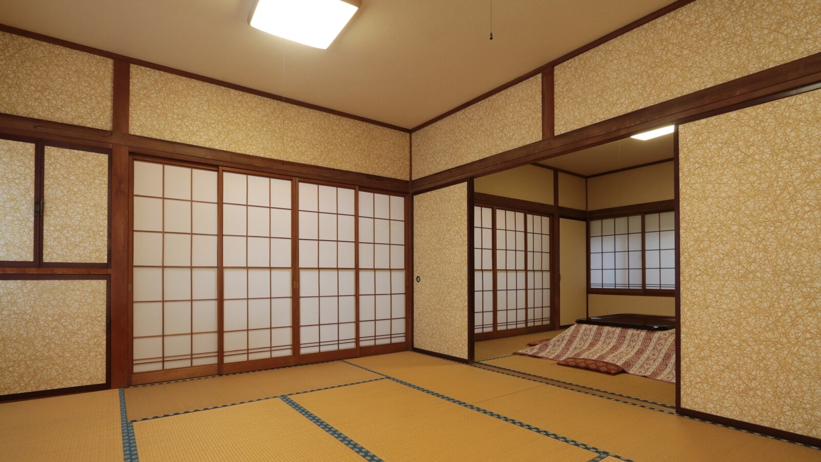 Kamar bergaya Jepang 16 tikar tatami (dua kamar terhubung bersama, dengan kamar mandi dan toilet)