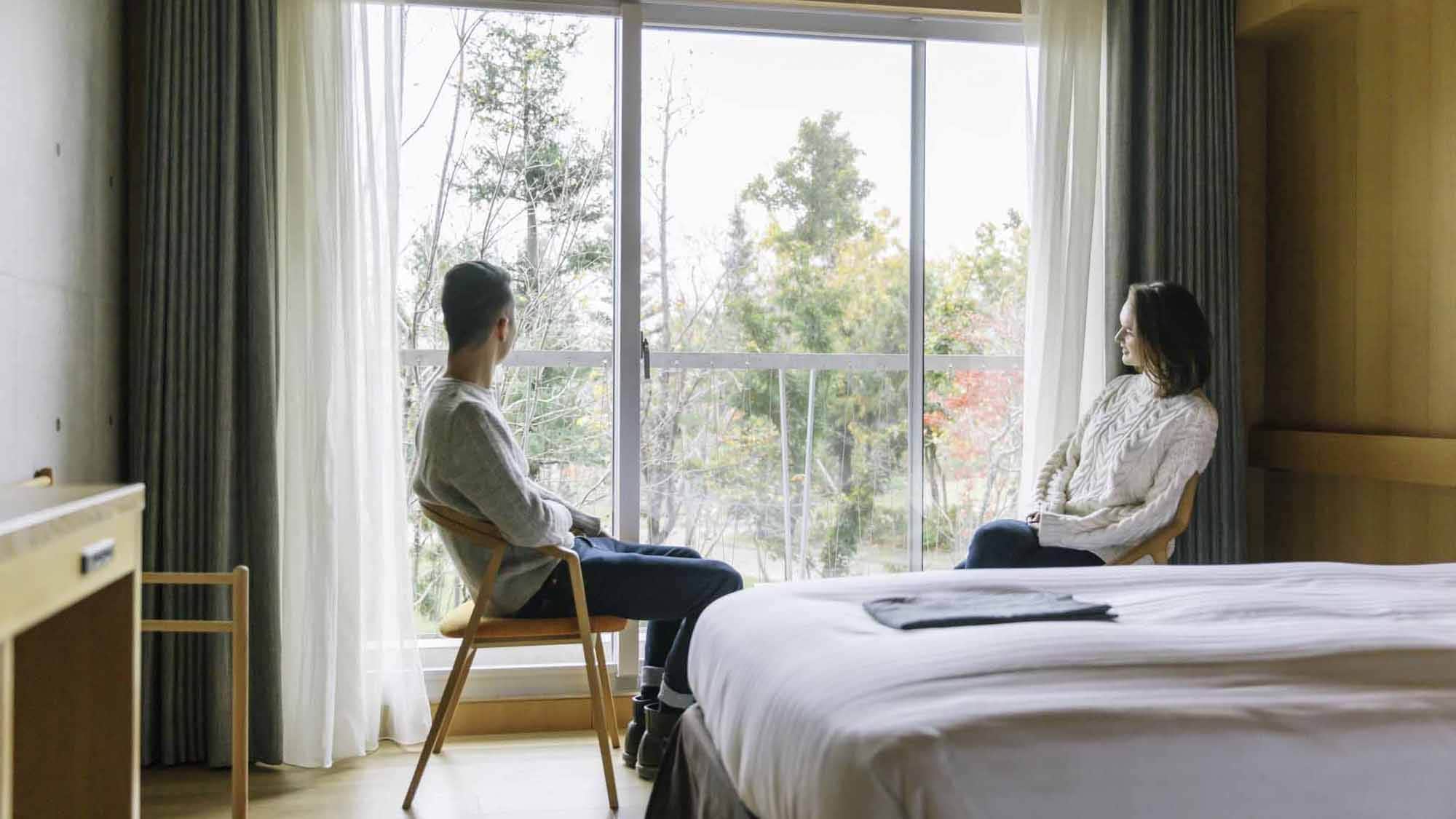 * [Relax in your room] Outside the window with a terrace, there are trees swaying in the sea breeze.
