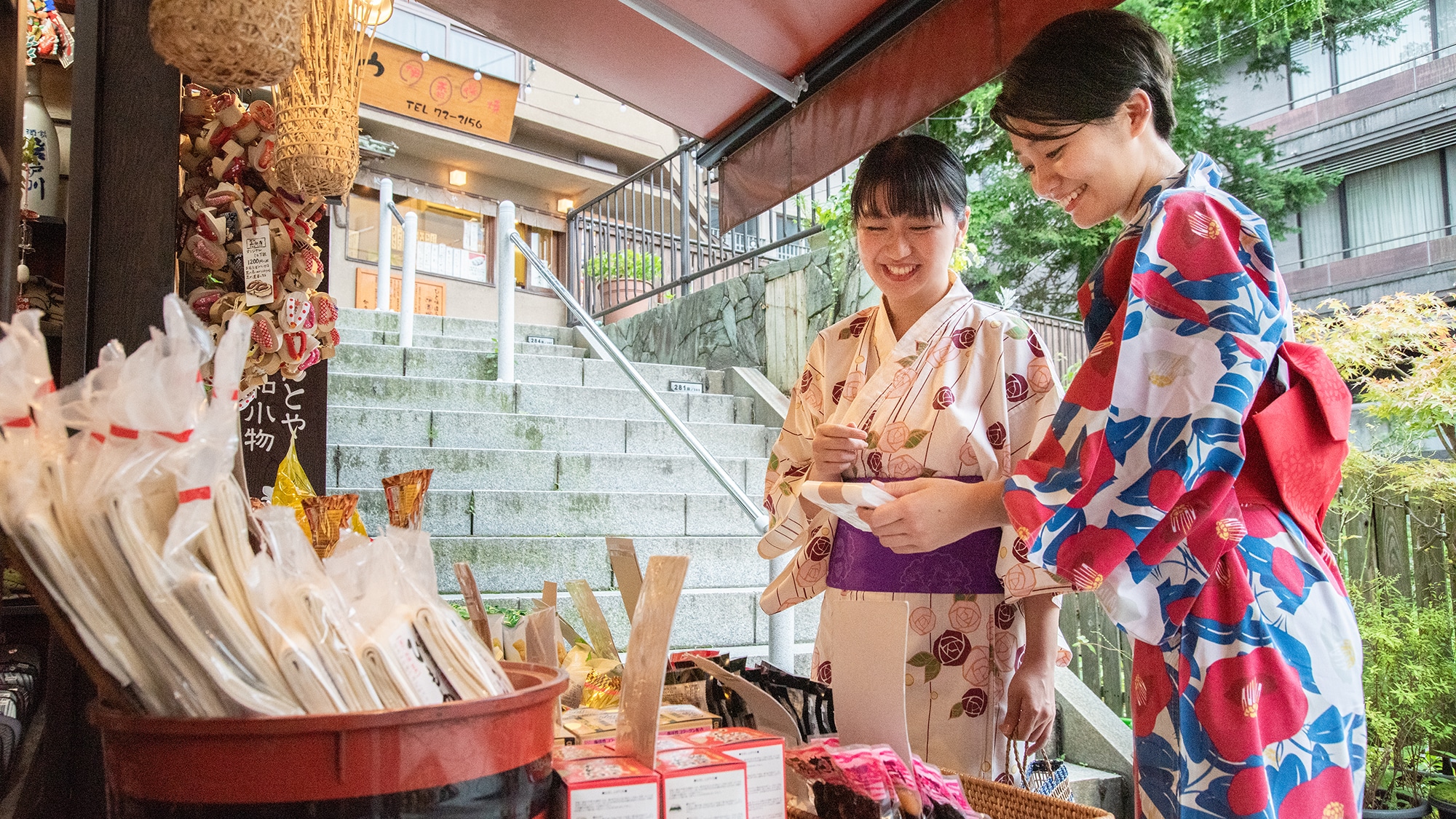 * [Walk around] Walk around the stone steps in a colored yukata (Folk art Sanshiroya)