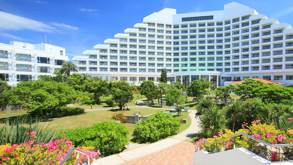 ■ Ocean Wing memiliki taman luas di depan laut
