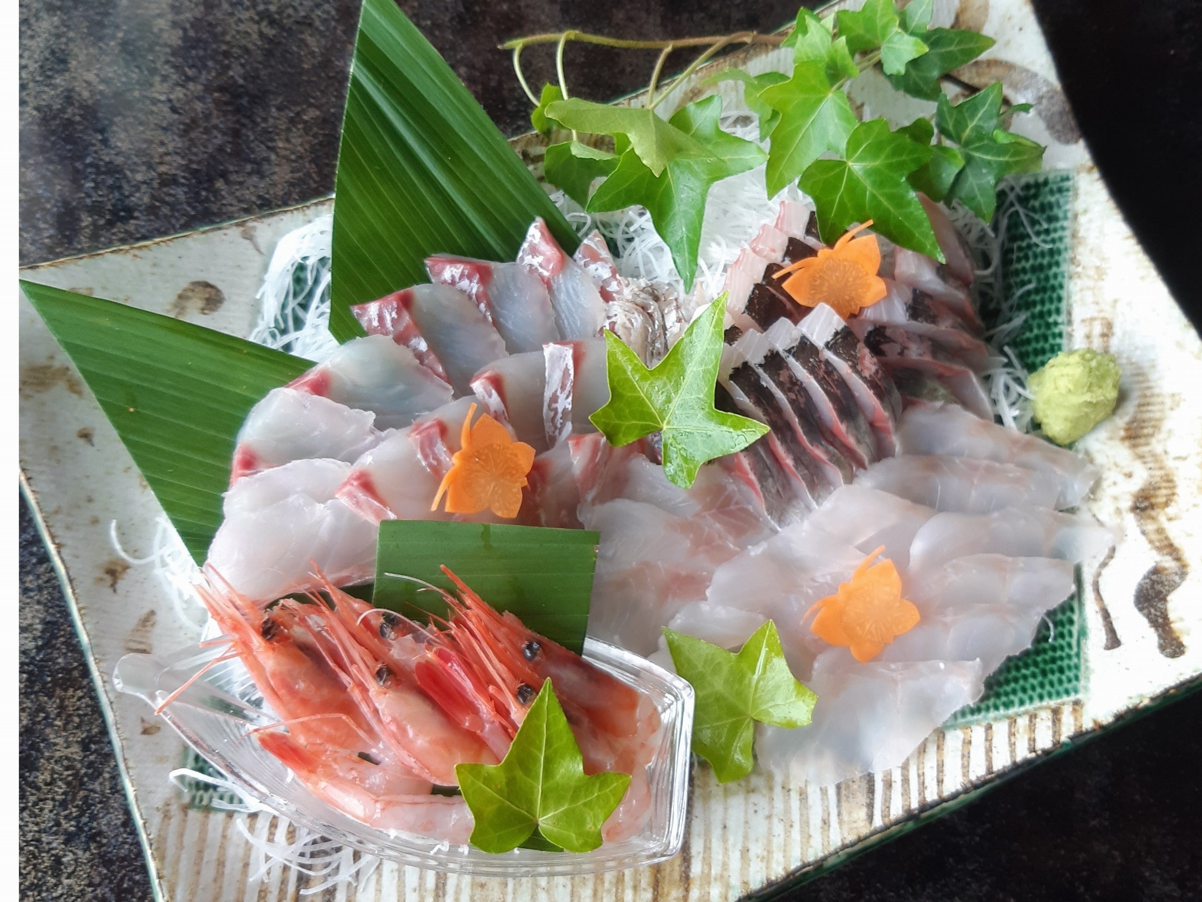 Assorted sashimi (image for 5 people)