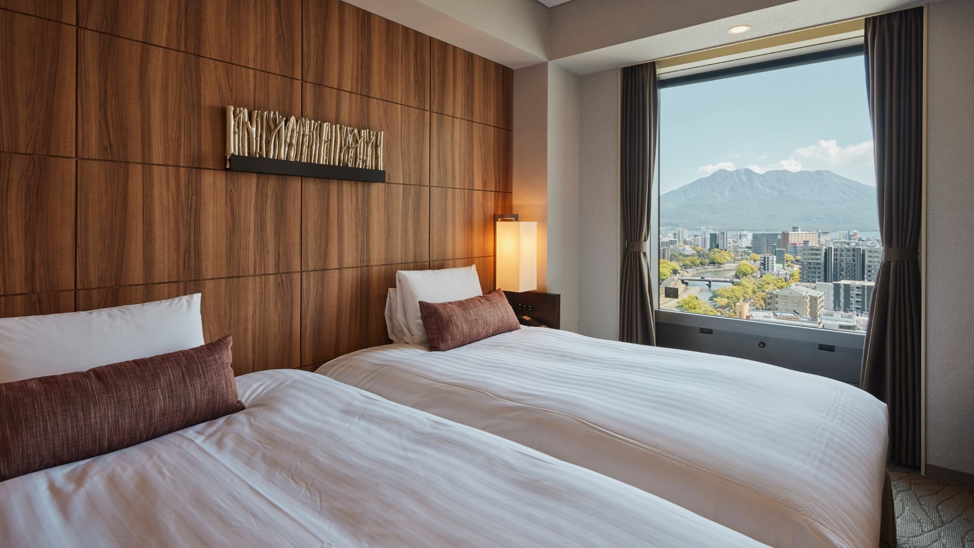 [Sakurajima side twin room 23.4m²/bed width 110cm] Make the most of the warm tropical sunshine.