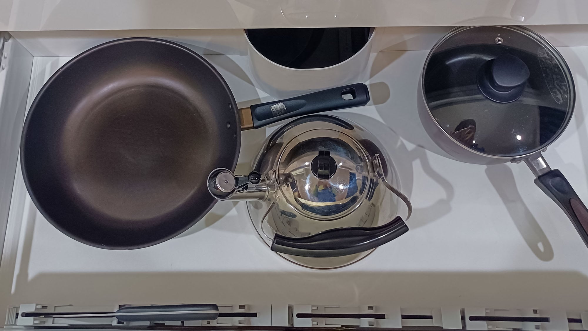 ・ Abundant kitchen / cooking utensils are available
