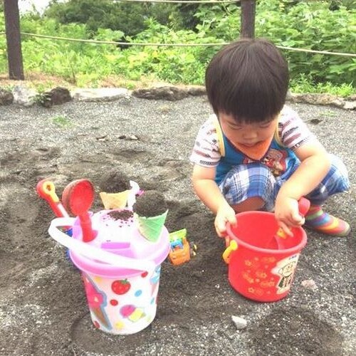 Sandbox play is irresistible for 2-year-olds (^^♪