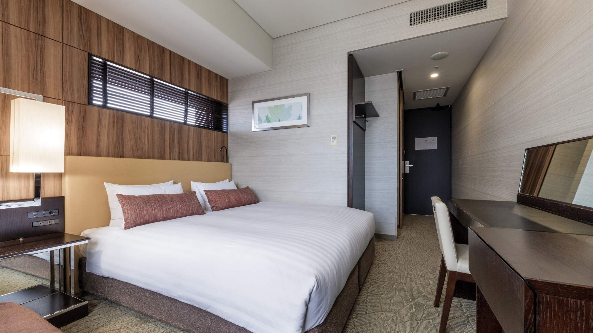 [Kagoshima Chuo Station side corner double room 22.2m²/bed width 160cm] The largest bed size in the hotel