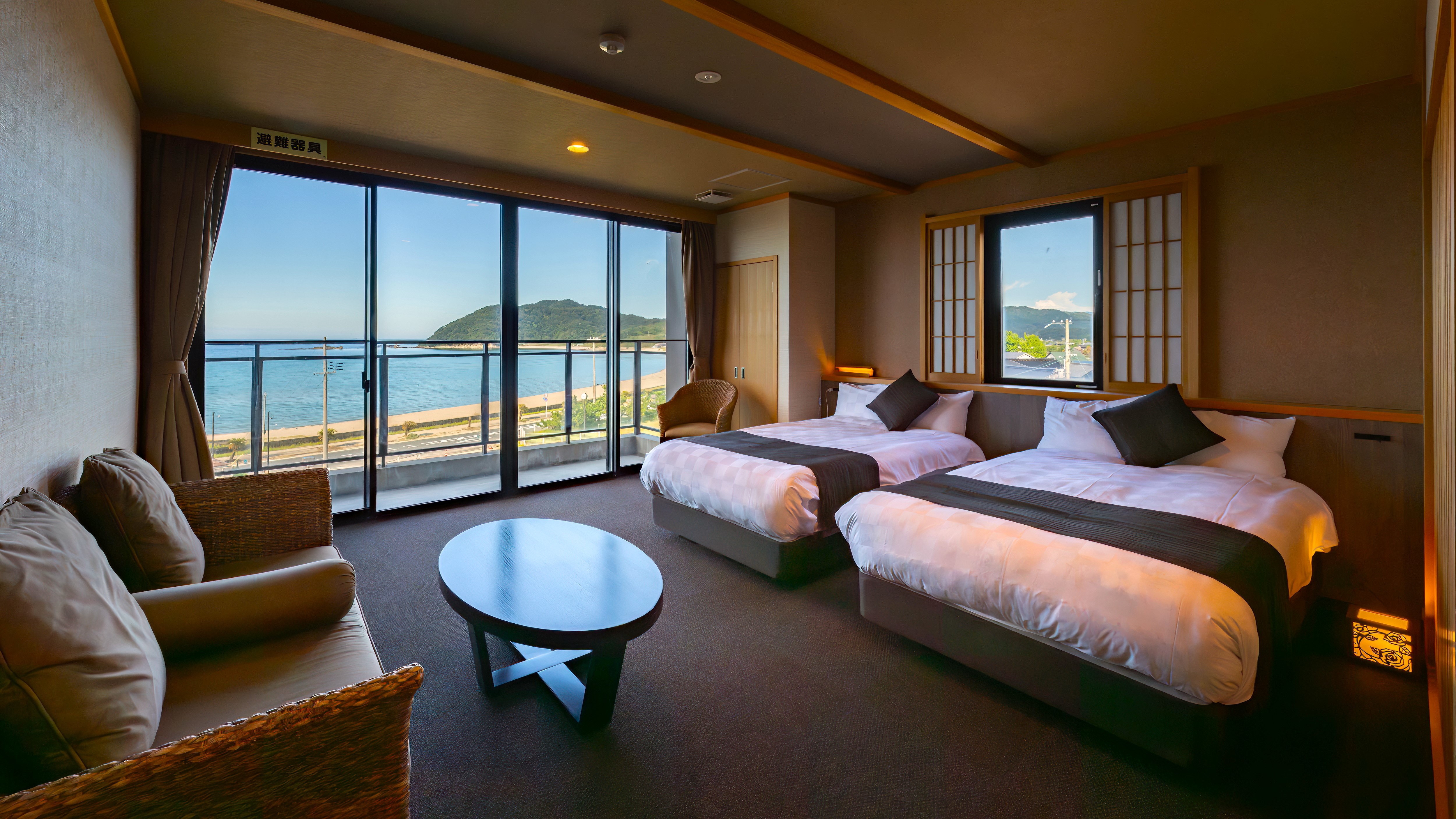 [Japanese-Western room, limited to one group per day "Oto of the Sea"] Enjoy the spectacular ocean view in this Japanese-Western room "Oto of the Sea"