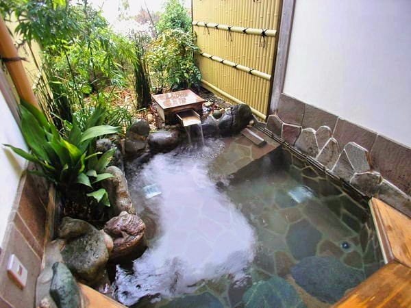 Bồn tắm ngoài trời bằng đá