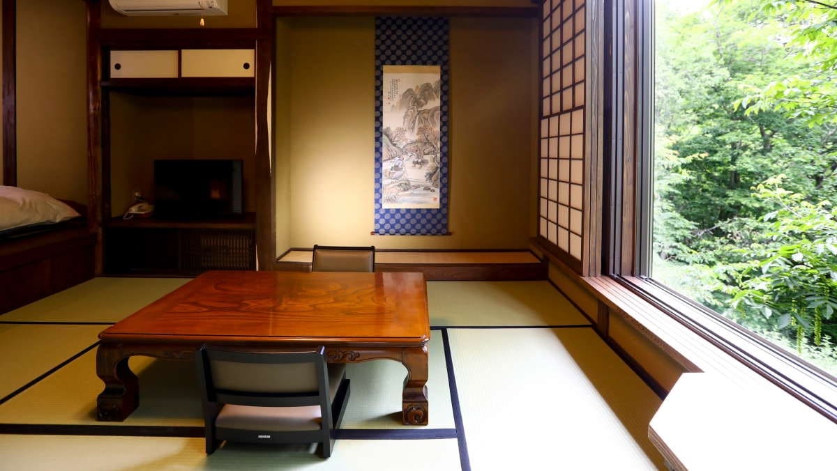 ■ River walnut guest room You can see the river walnut tree from the big window. If you reach out, it will reach you.
