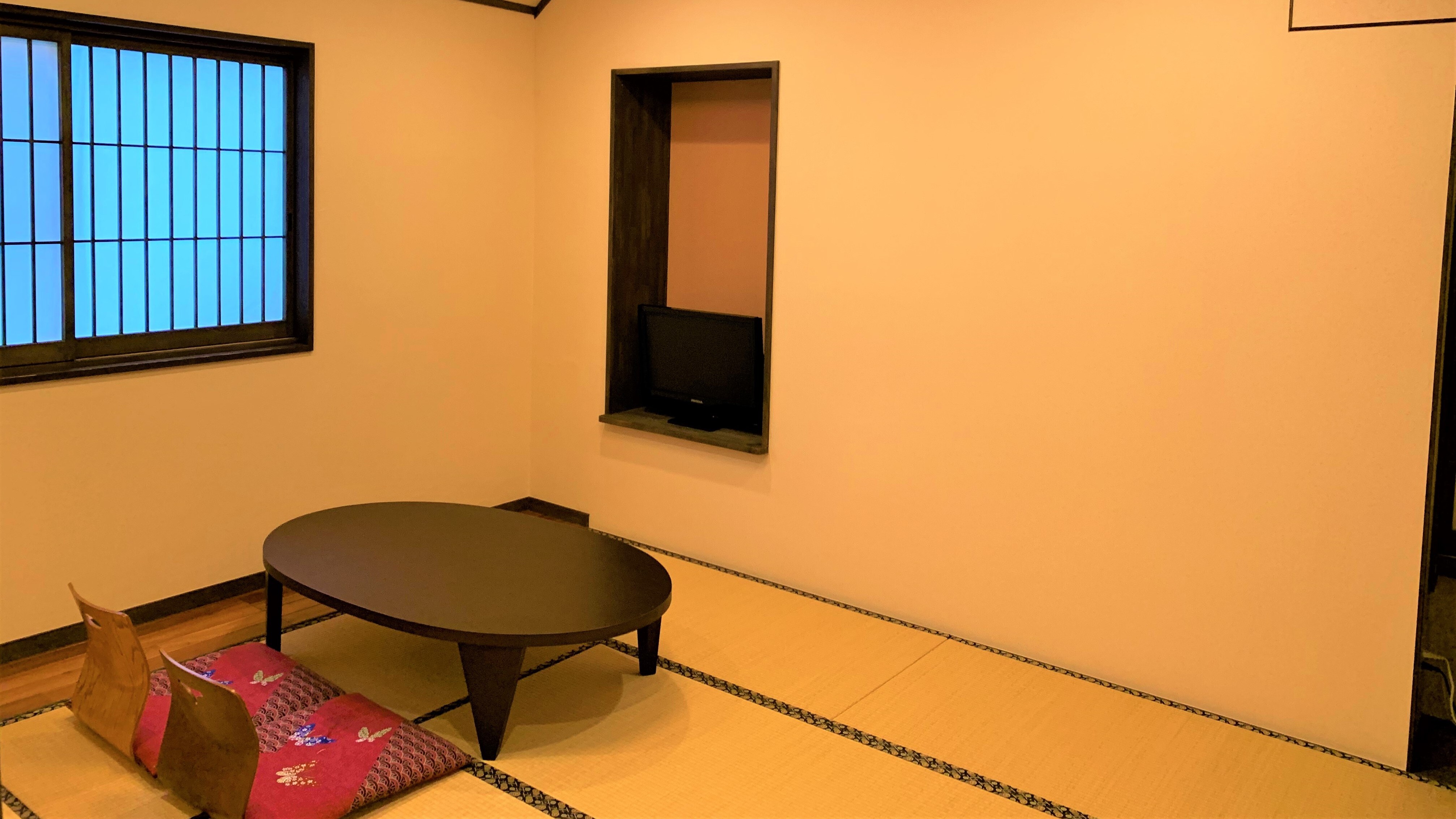 The Japanese-style 8-tatami room can accommodate up to 2 people.