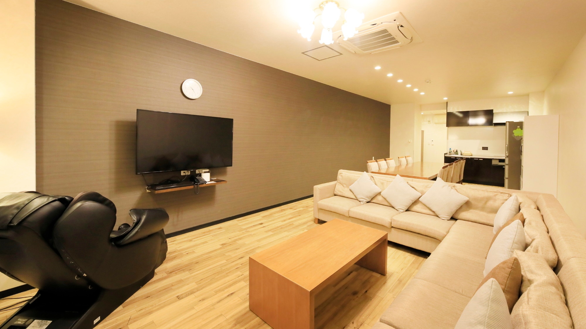 [Example of a premium room] 158m2 to 176m2, 4LDK room. Eight semi-double beds available.