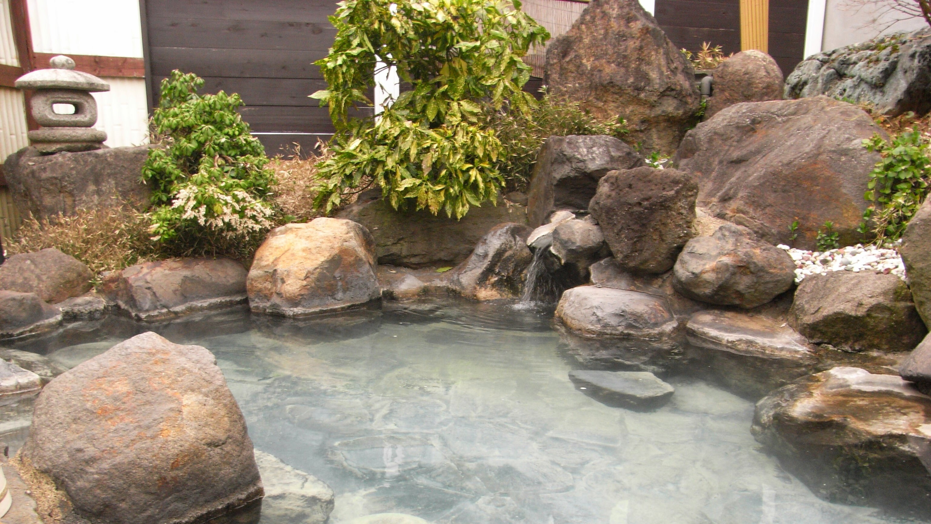 *露天浴池/100％来自赤仓温泉的天然泉水，被称为“天然润肤露”