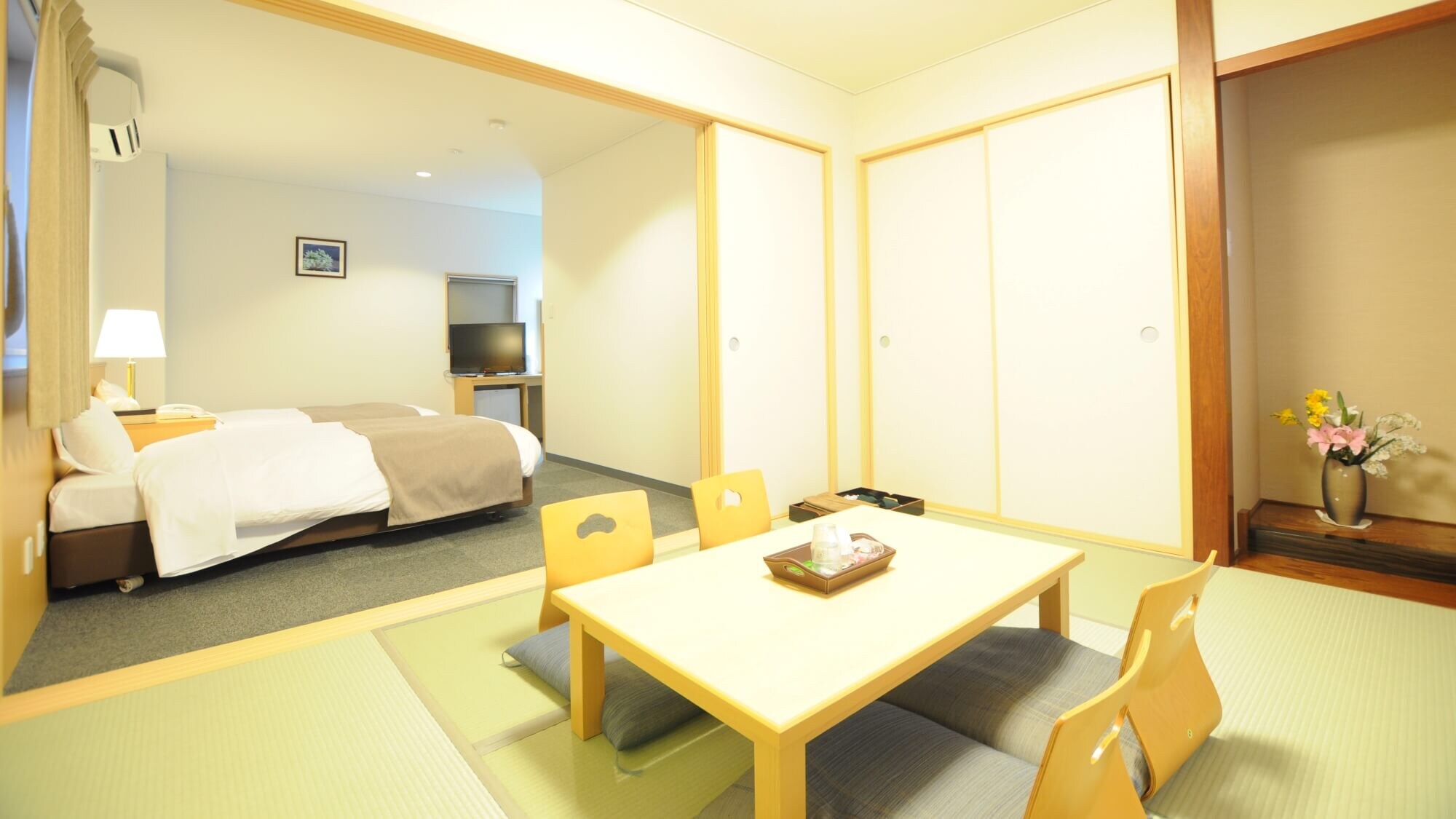 ■ Japanese and Western rooms (36 square meters) [No smoking] With unit bath and washlet