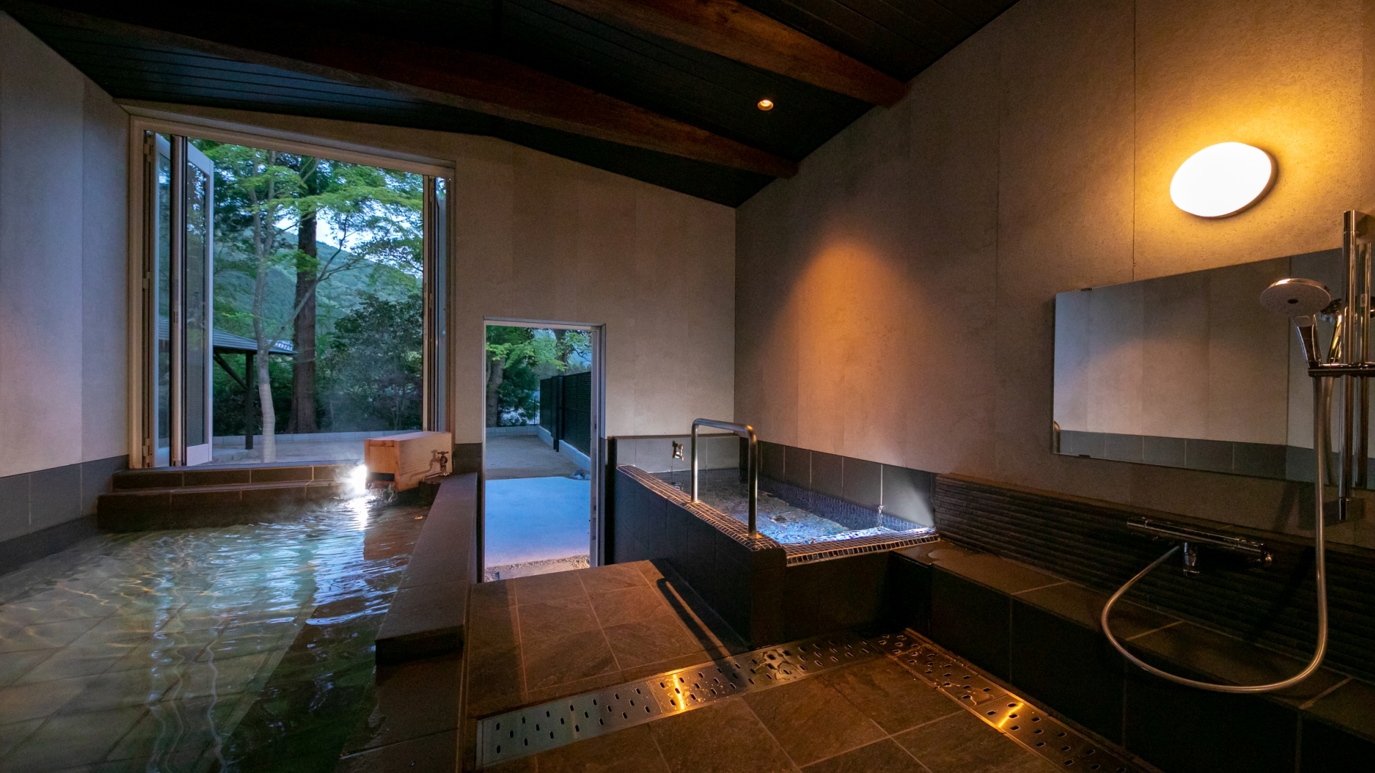 Relaxing private hot spring with free-flowing water from the source - Ichizen Bettei