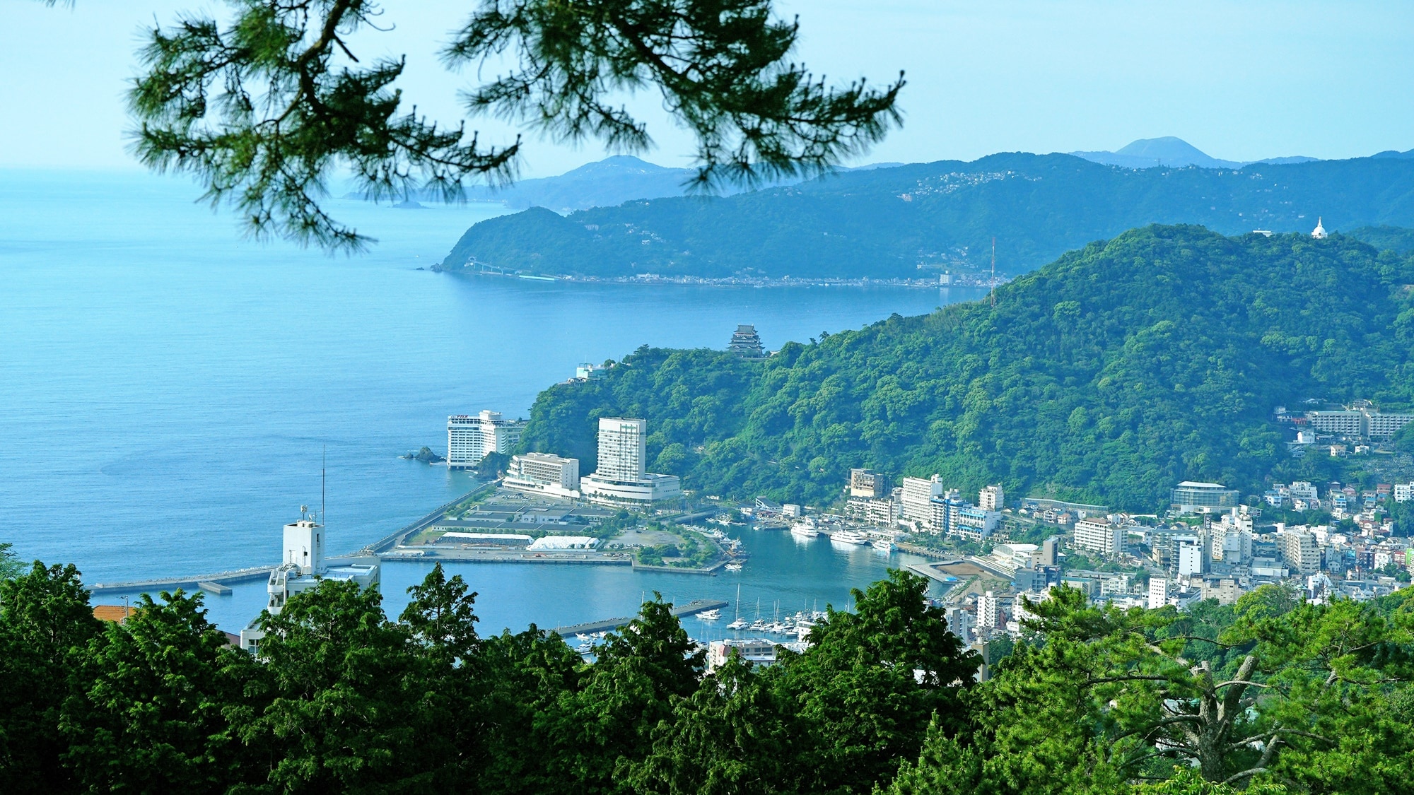 Observation Lounge: The hotel is located on a hill about 300 meters above ground, offering a beautiful view of Sagami Bay and Atami city below.