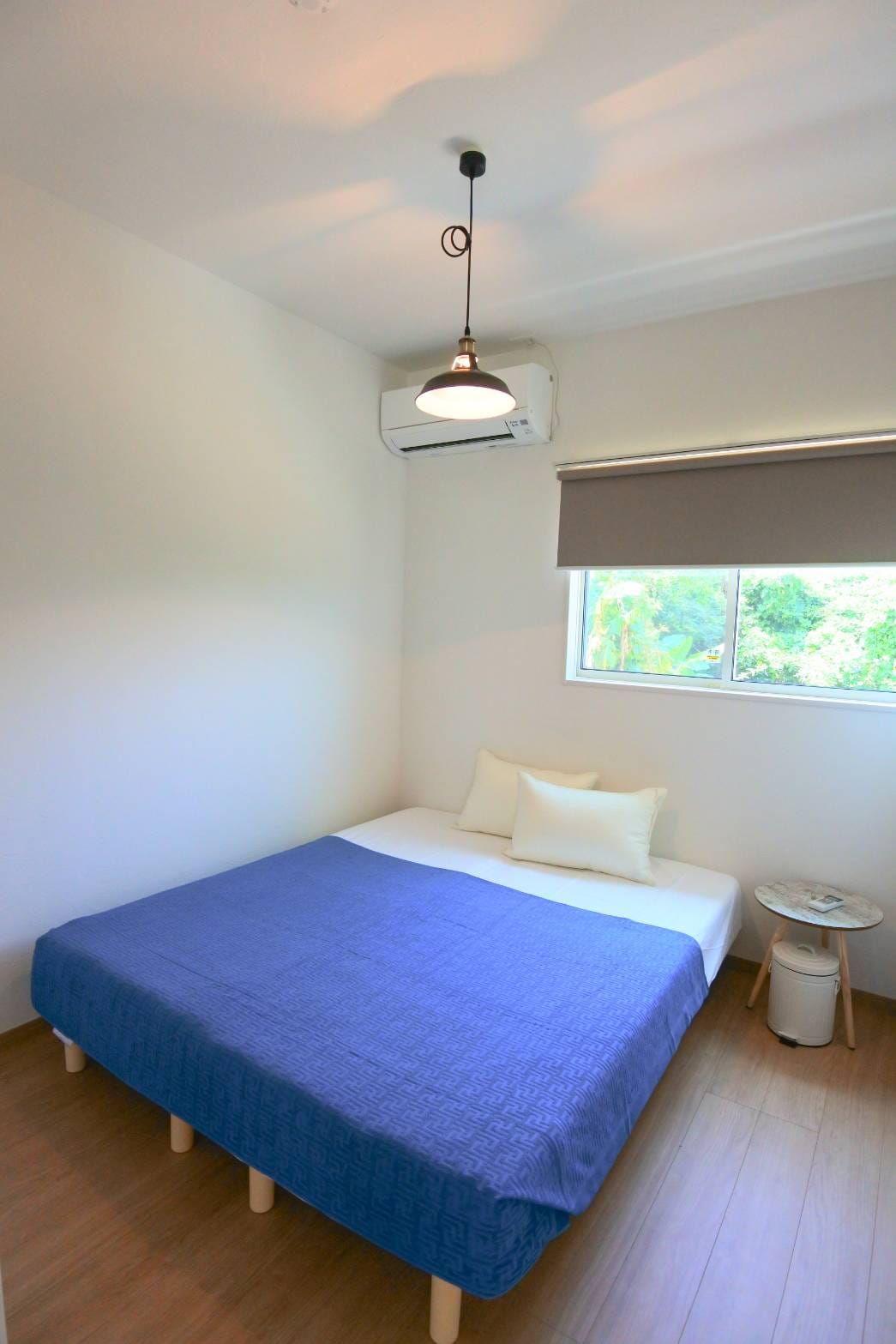 Queen bed room
