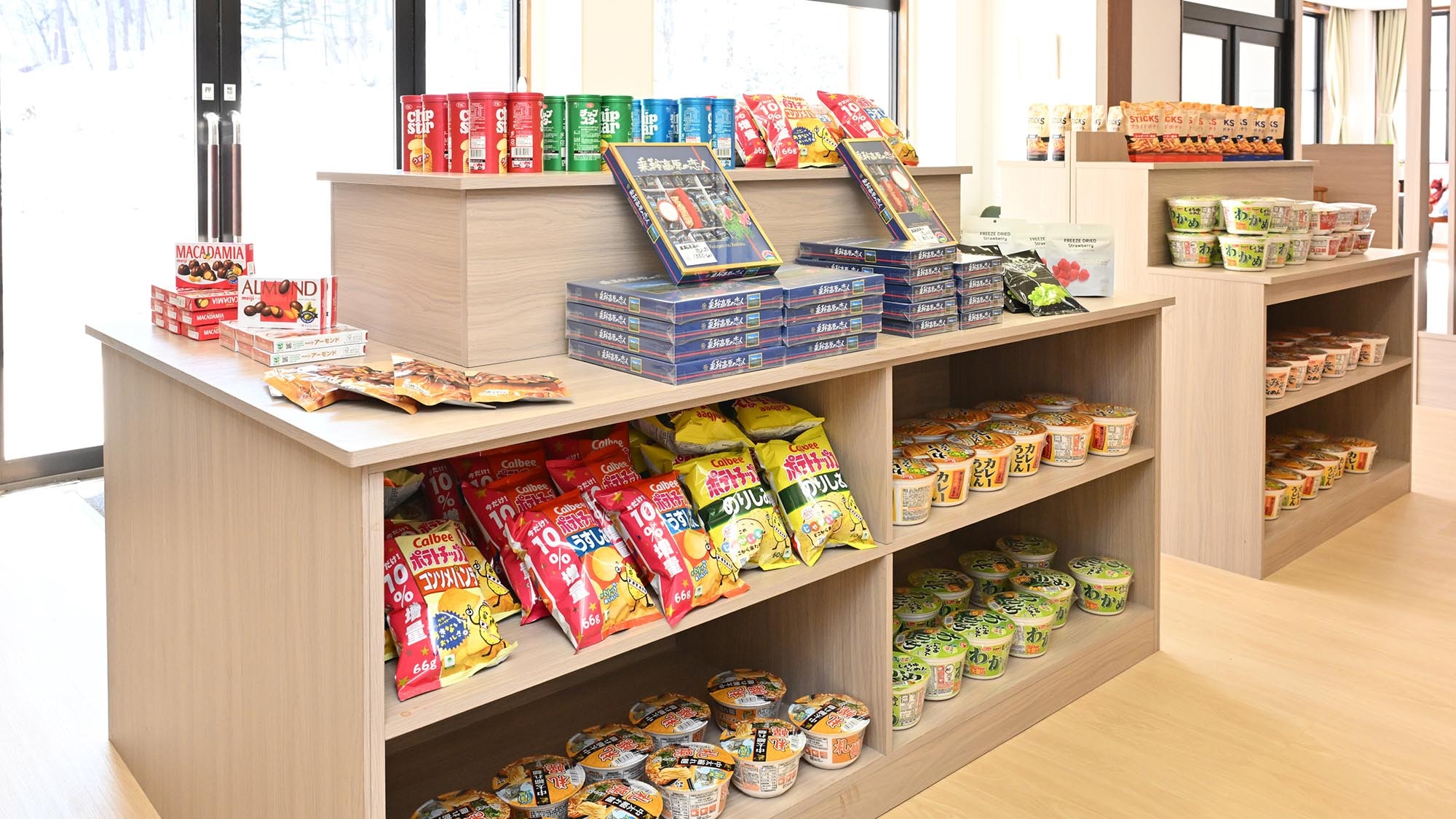 ・[Toko] Menjual makanan khas daerah, camilan, dan makanan ringan yang mudah disantap.