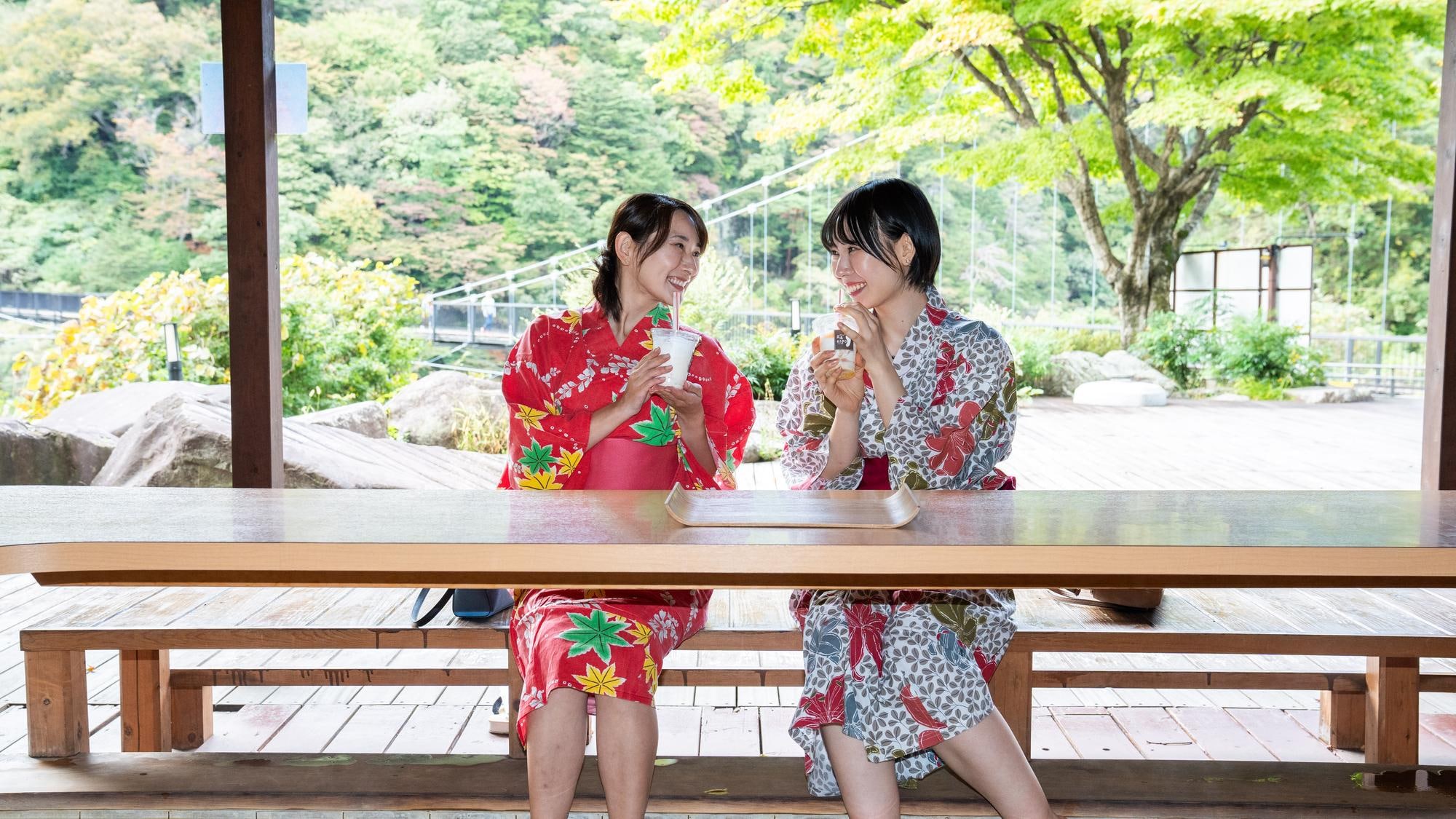 A cafe terrace with a foot bath where you can enjoy the view of the Kinu Tateiwa Suspension Bridge and the surrounding natural scenery