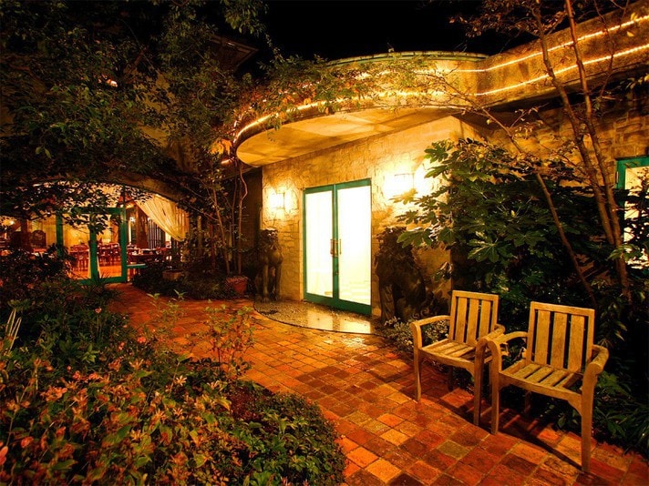 [Patio] A patio with an impressive antique brick on the camphor tree. A warm space spreads out.