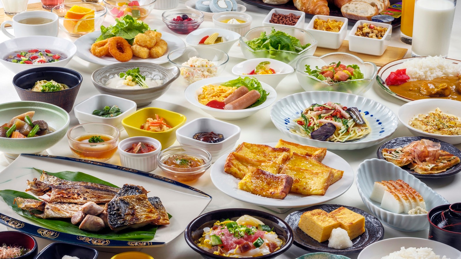 아침 식사는 일본과 서양 뷔페