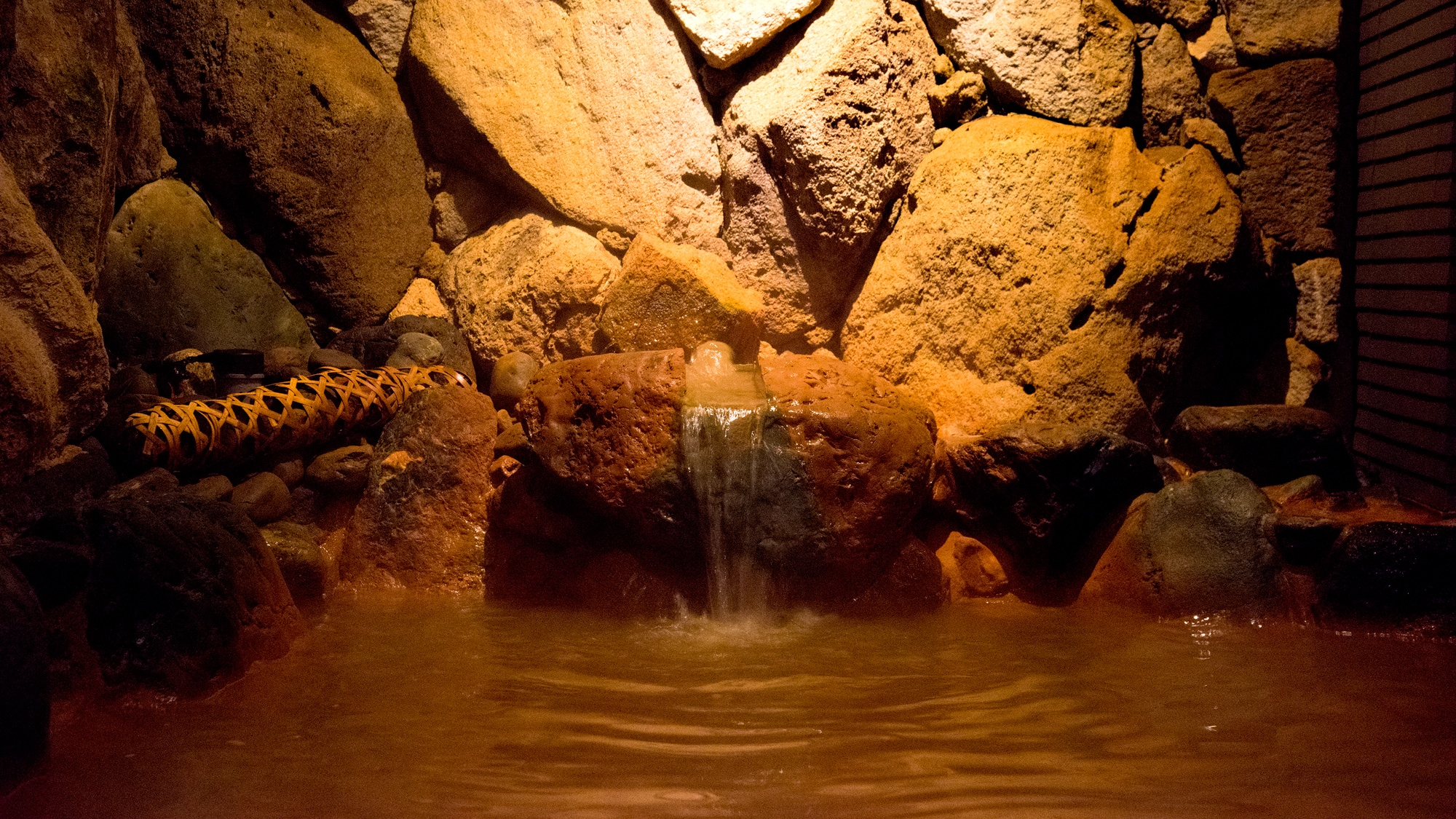 [Large communal bath A, Kinsen open-air bath] You can enjoy Kinsen with abundant hot water in the open-air bath.