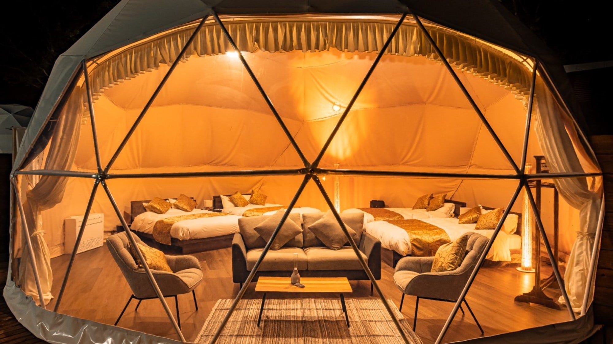8m dome tent: 4 double beds, maximum capacity 8 people