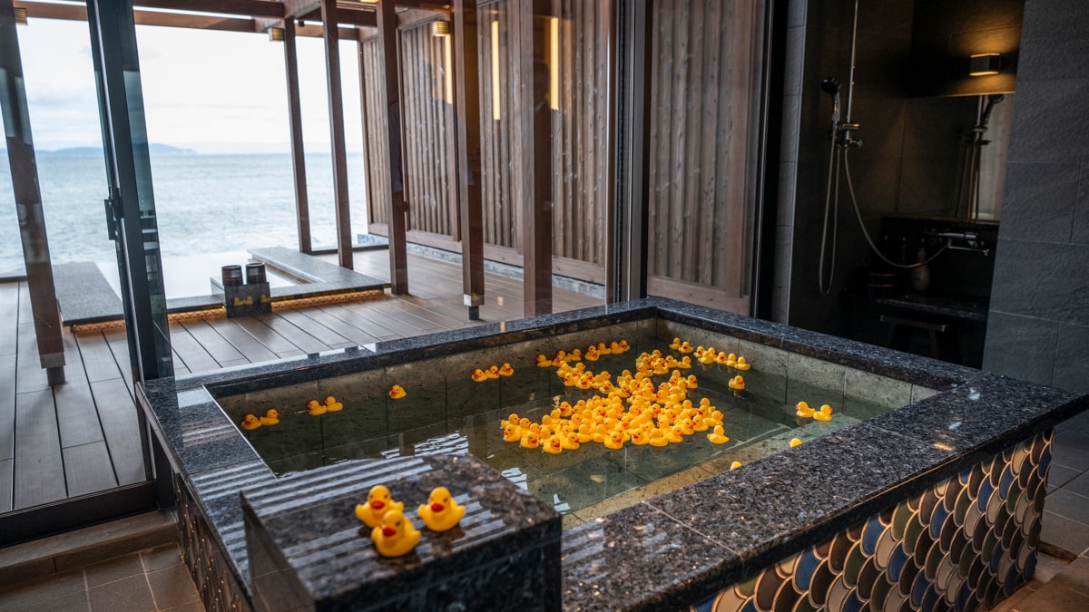 仅限儿童在海浪中享受“鸭子浴”