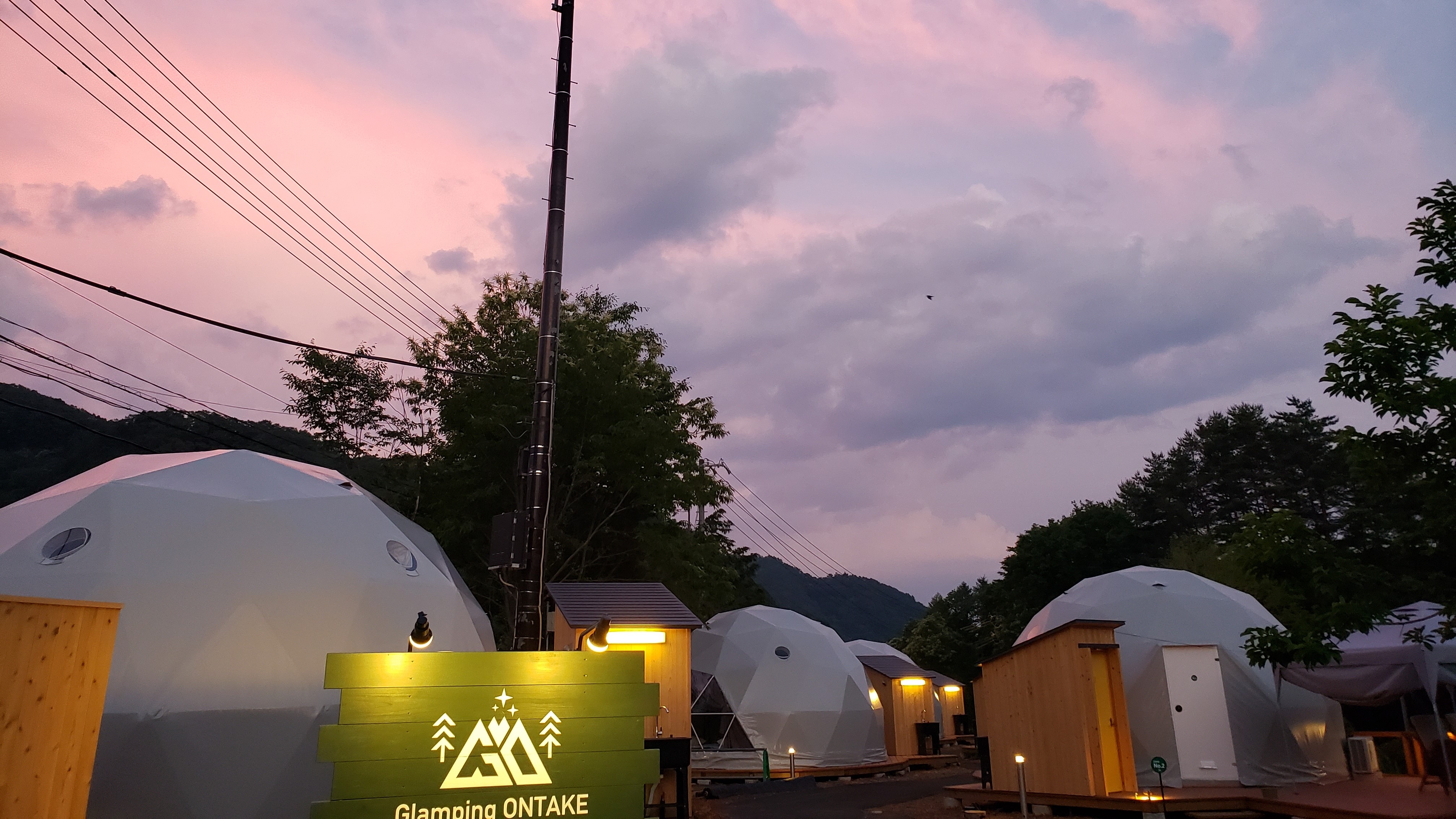 Area glamping bermandikan matahari terbenam