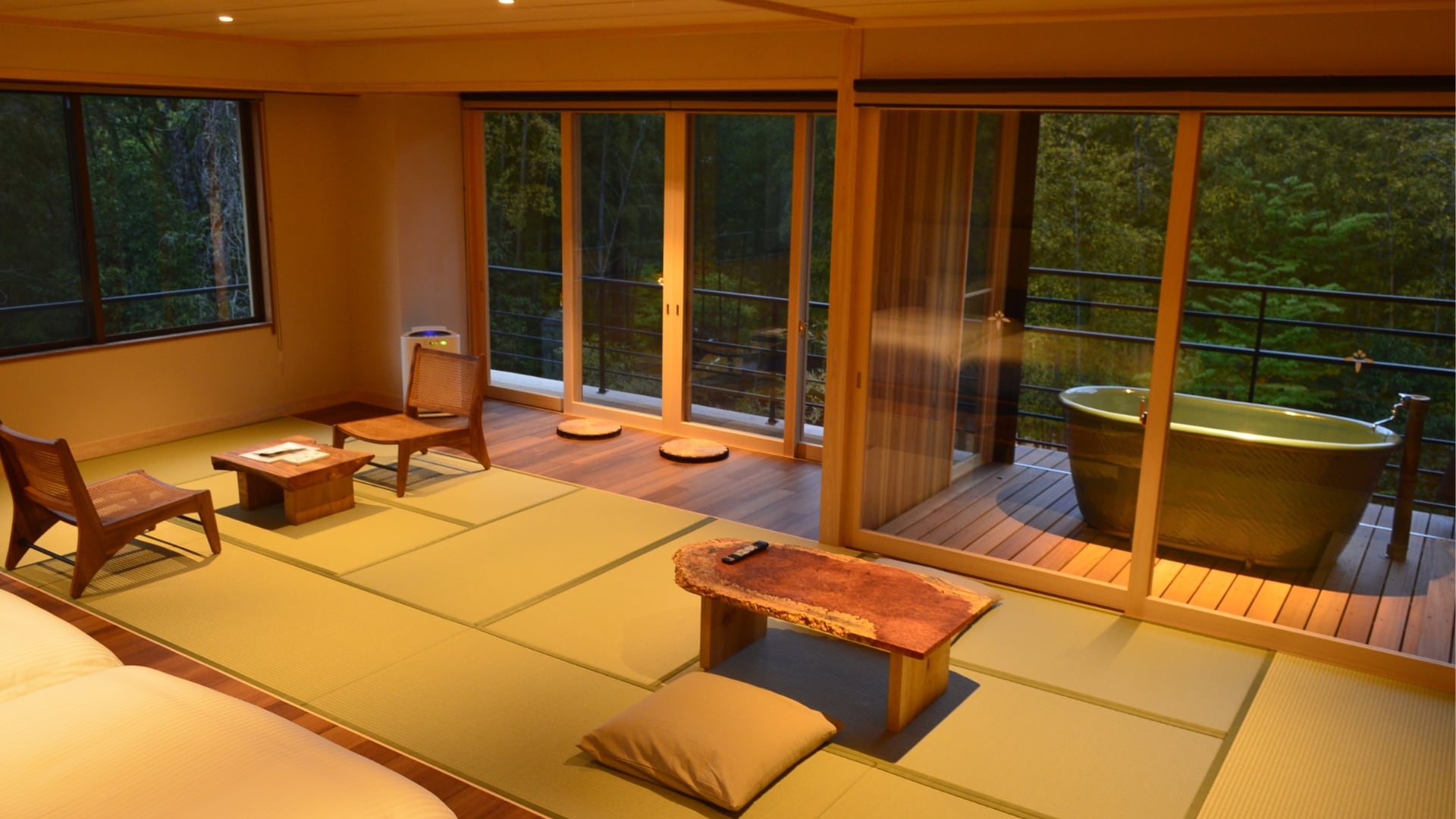 Guest room with open-air bath <Take no Oto> The wall on the bamboo forest side is very open with windows.