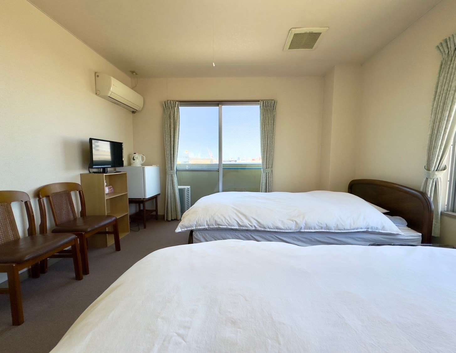 Western-style twin room with bathroom and toilet ④