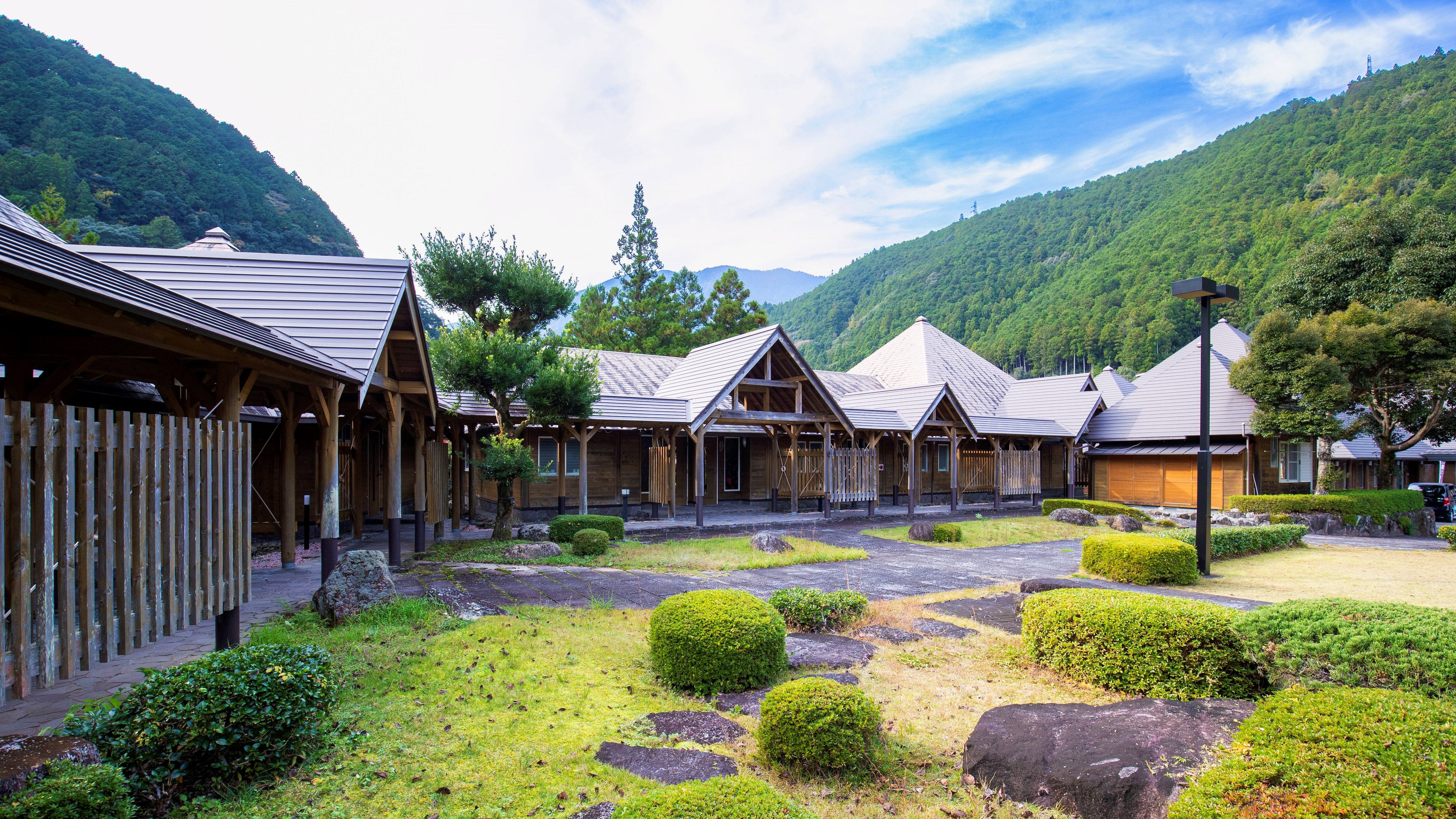 小屋寬敞舒適，設有兩張單人床、一間客廳和一間榻榻米室。