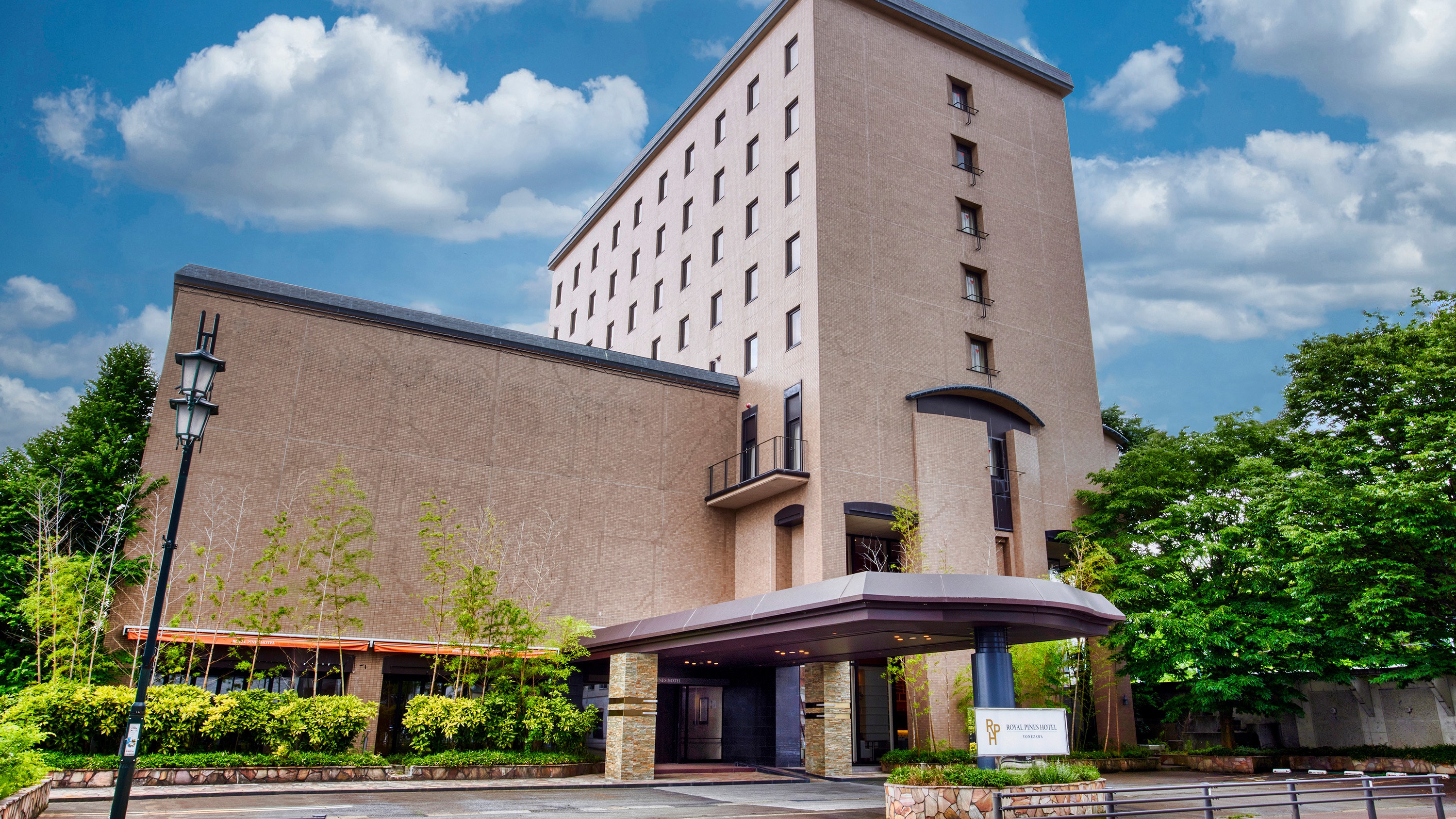 ホテル外観 | 米沢の自然に溶け込む落ち着いた佇まい。温もりと安らぎが旅の疲れを癒します。