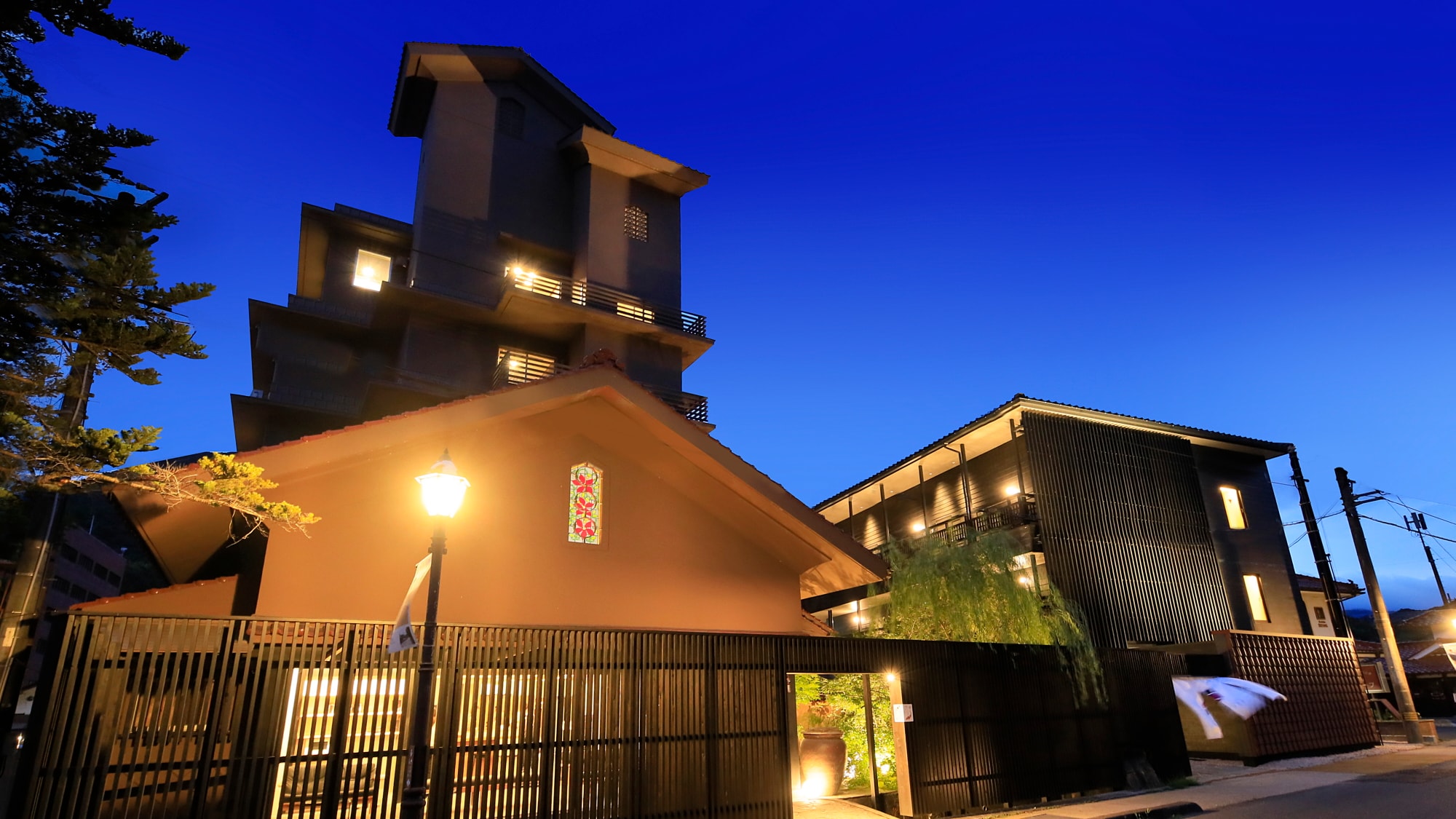 [Exterior] A natural hot spring inn that was rebranded and reopened in 2023 (example)