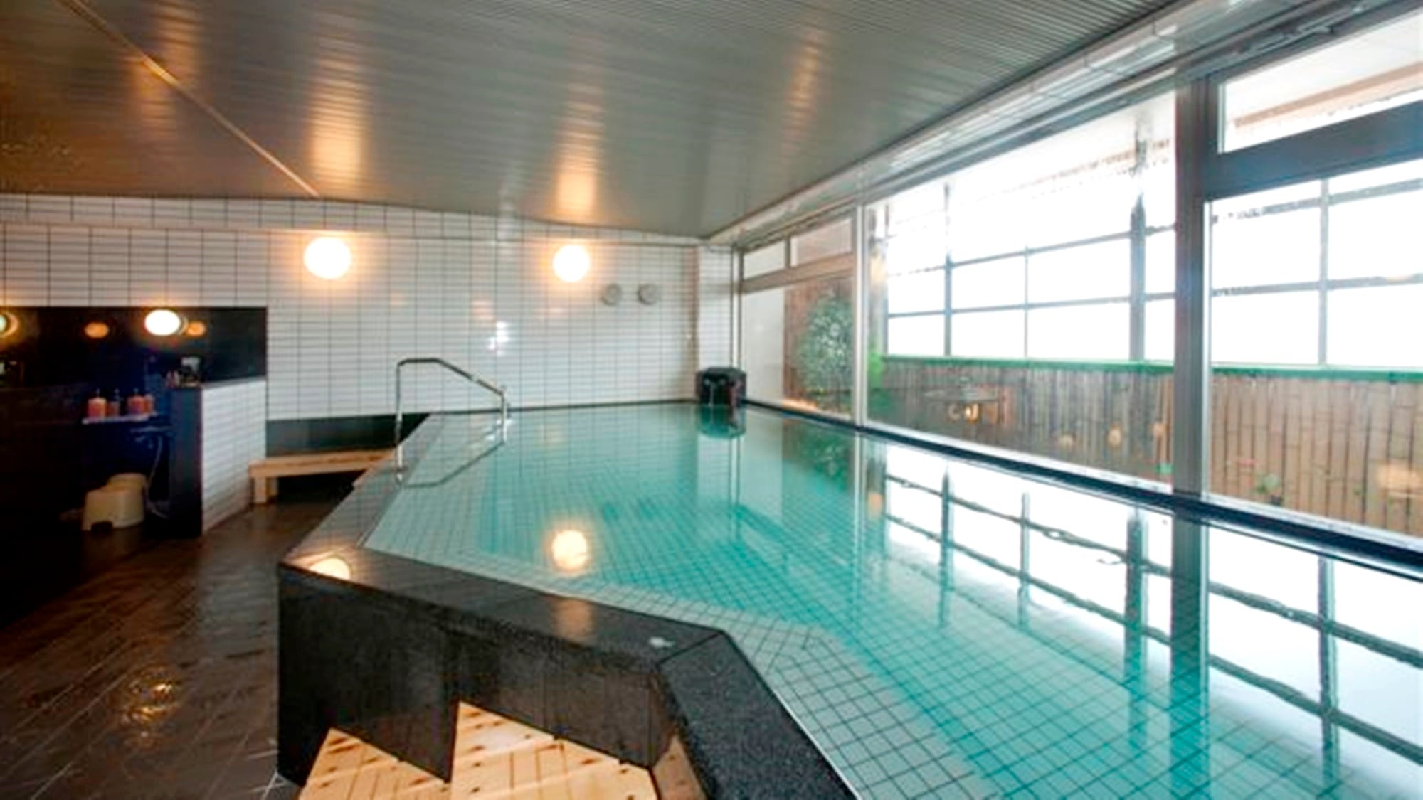 * [Large public bath / basement floor 1] Enjoy the historic Yunohama Onsen in the spacious large public bath. The large public bath on the first floor overlooks the sea and is alternated for men and women.