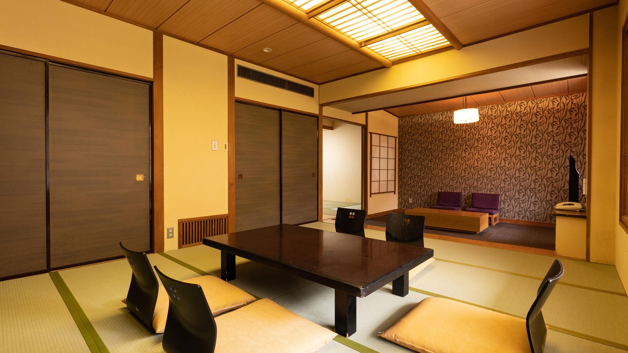 Top floor [Japanese-style room 10 tatami mats + 6 tatami mats + living room] (non-smoking)