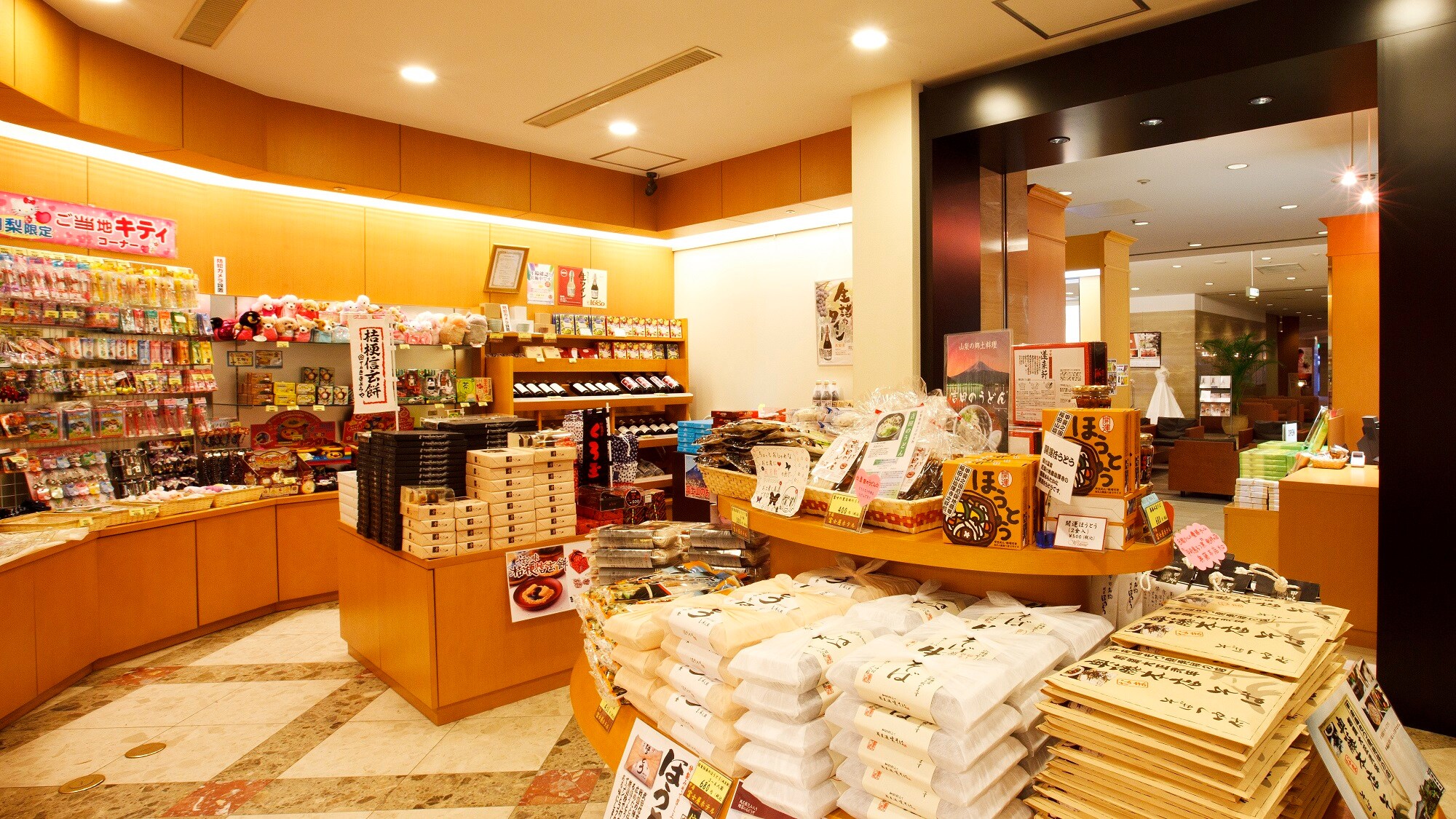 The building also has a souvenir corner! Please feel free to use it to find souvenirs from Yamanashi!