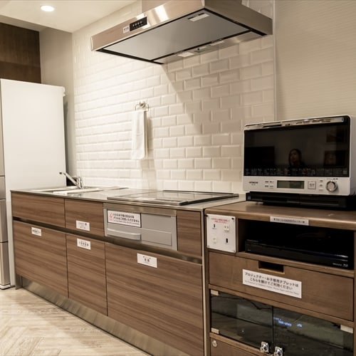 Private kitchen in the room (equipped with cooking utensils and tableware)