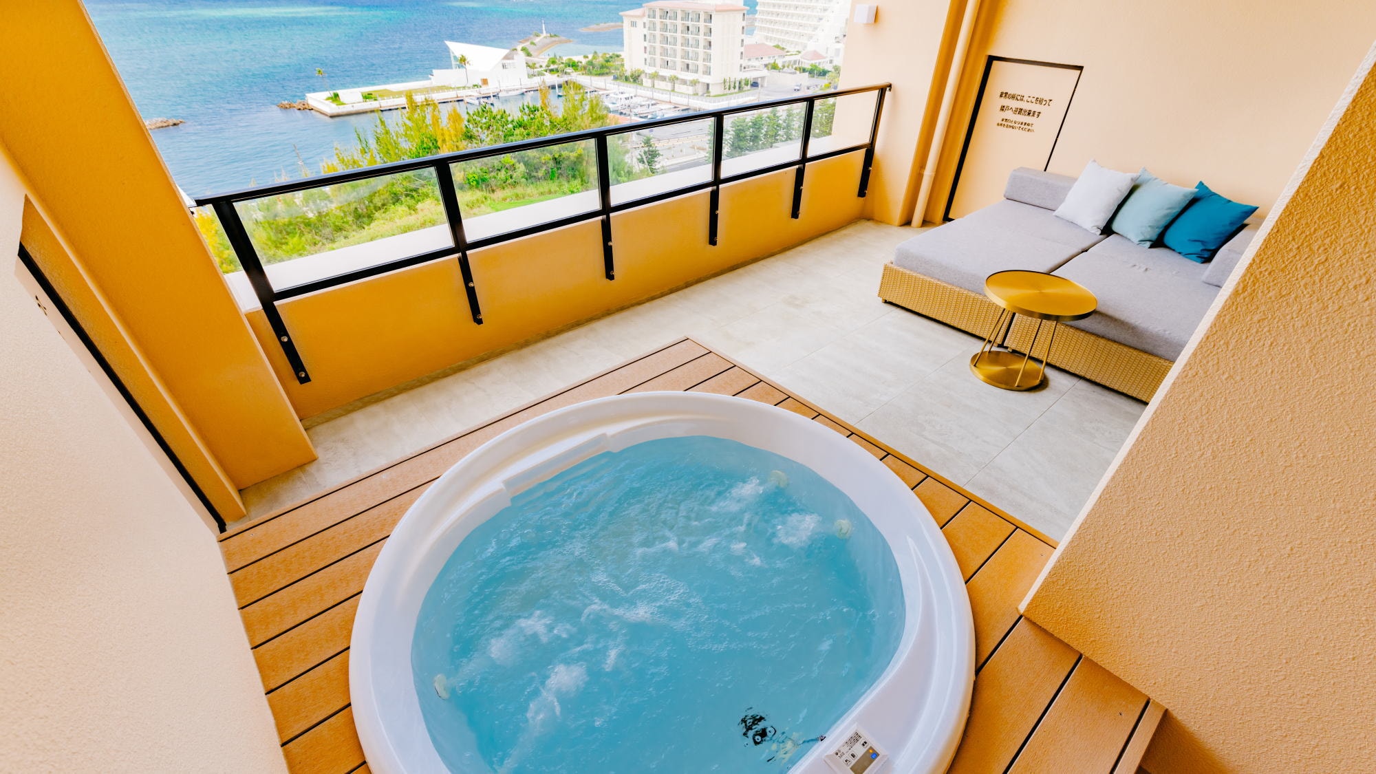 [Guest rooms] All rooms have outdoor jetted baths (cold and hot water available) *The image shows the Ocean Terrace Deluxe.