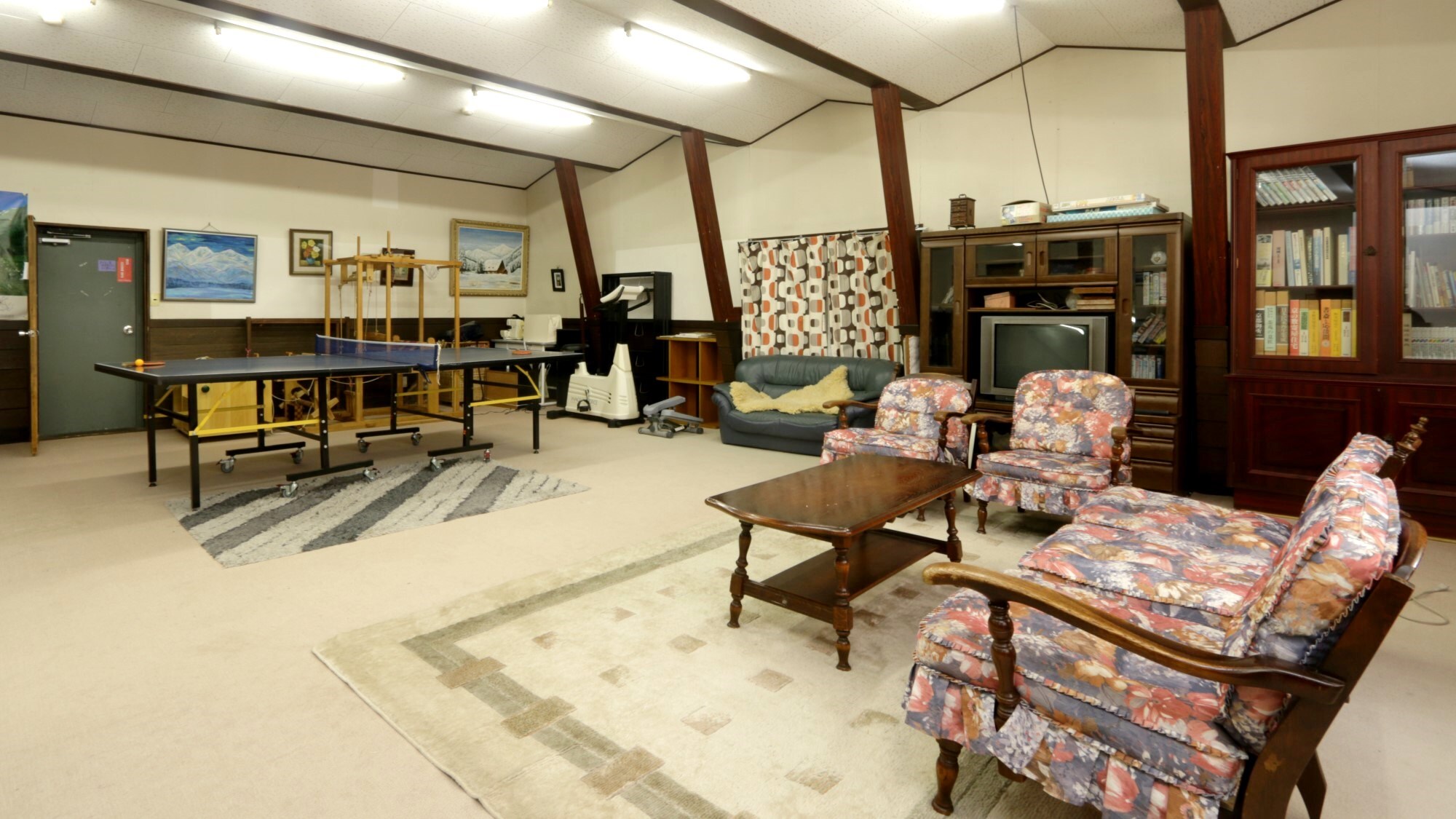 A multipurpose hall equipped with a piano and a ping pong table. It can also be used as a party room.