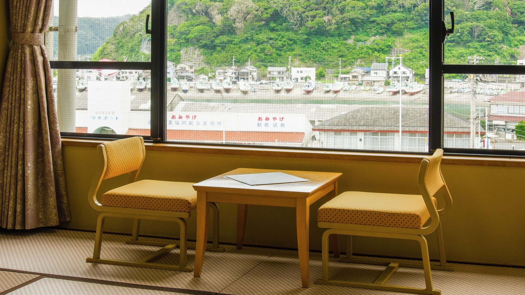 [夢亭] 海港邊的日式房間 10張榻榻米 <海港景觀> 這是一個海港邊的客房，適合那些不在乎風景的人。我幾乎看不到海
