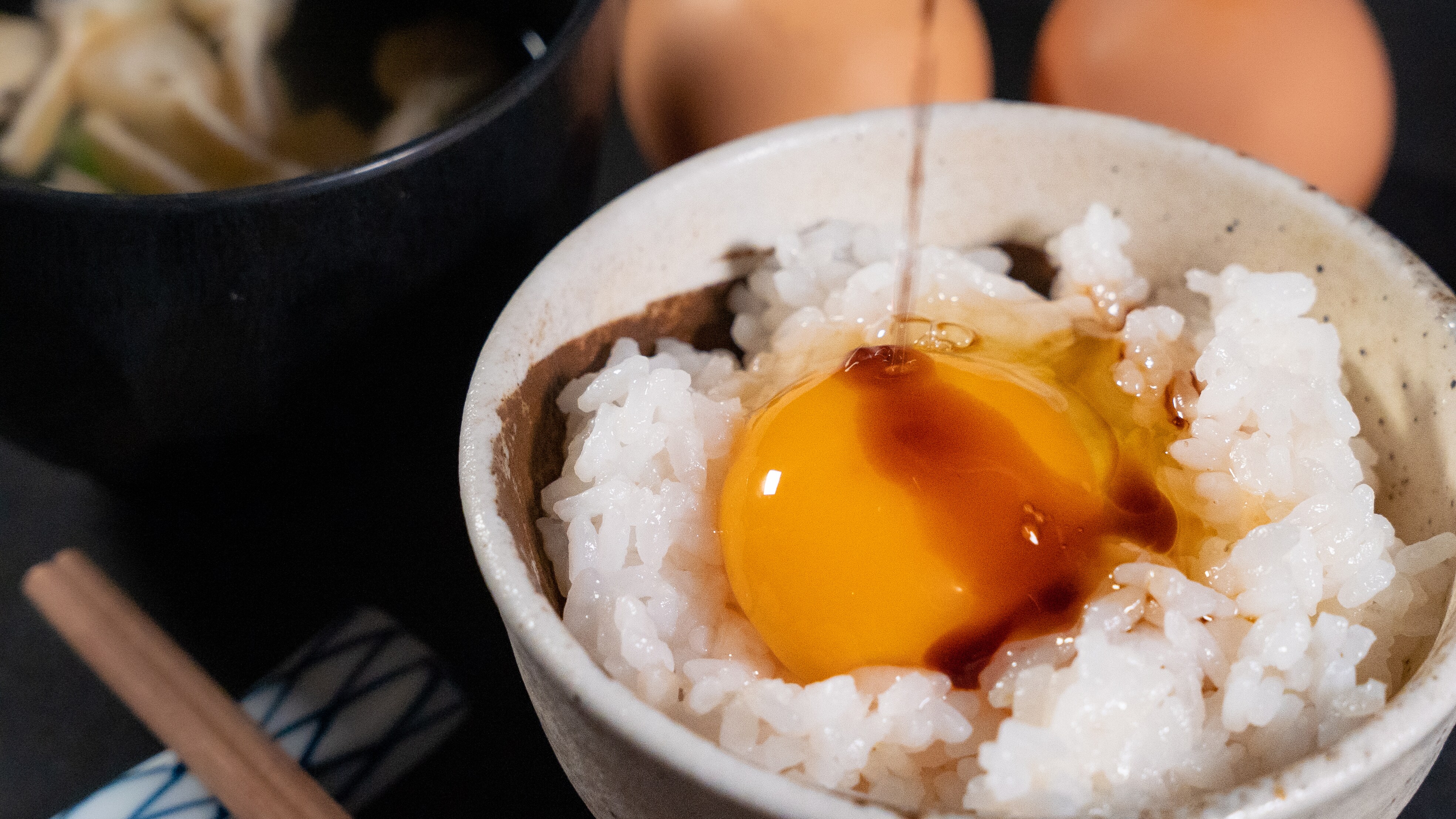 [อาหารเช้า] ข้าวหน้าไข่ดิบพร้อมข้าวโคชิฮิคาริจากครอบครัวคิมูระในโอจิโร